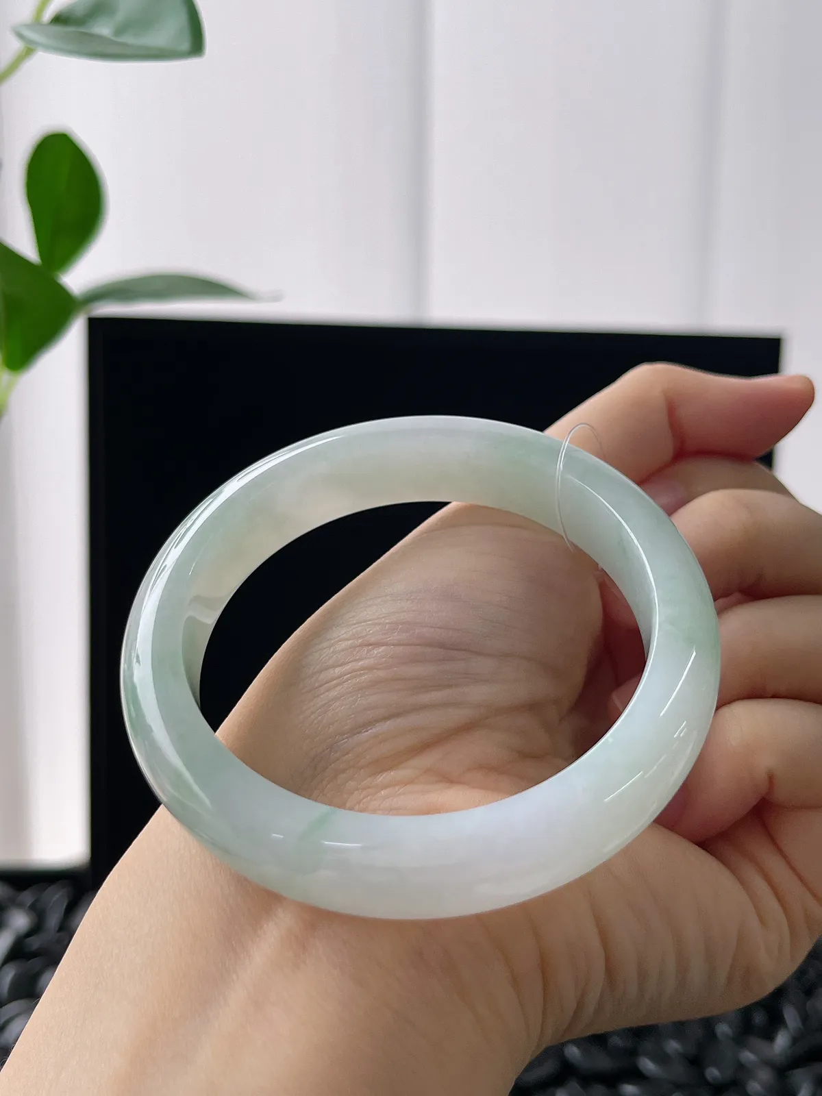 正圈54.5圈口，翡翠冰糯种飘绿手镯