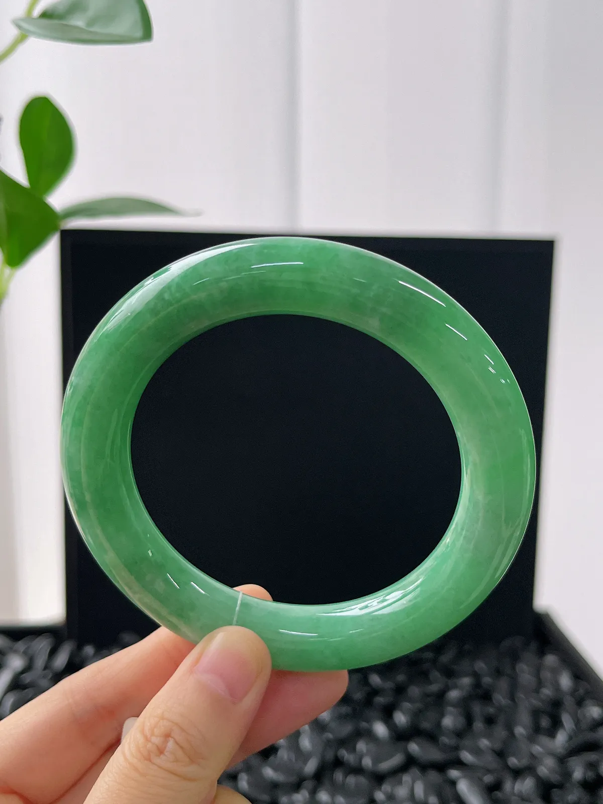 圆镯60圈口，翡翠糯化种绿色手镯