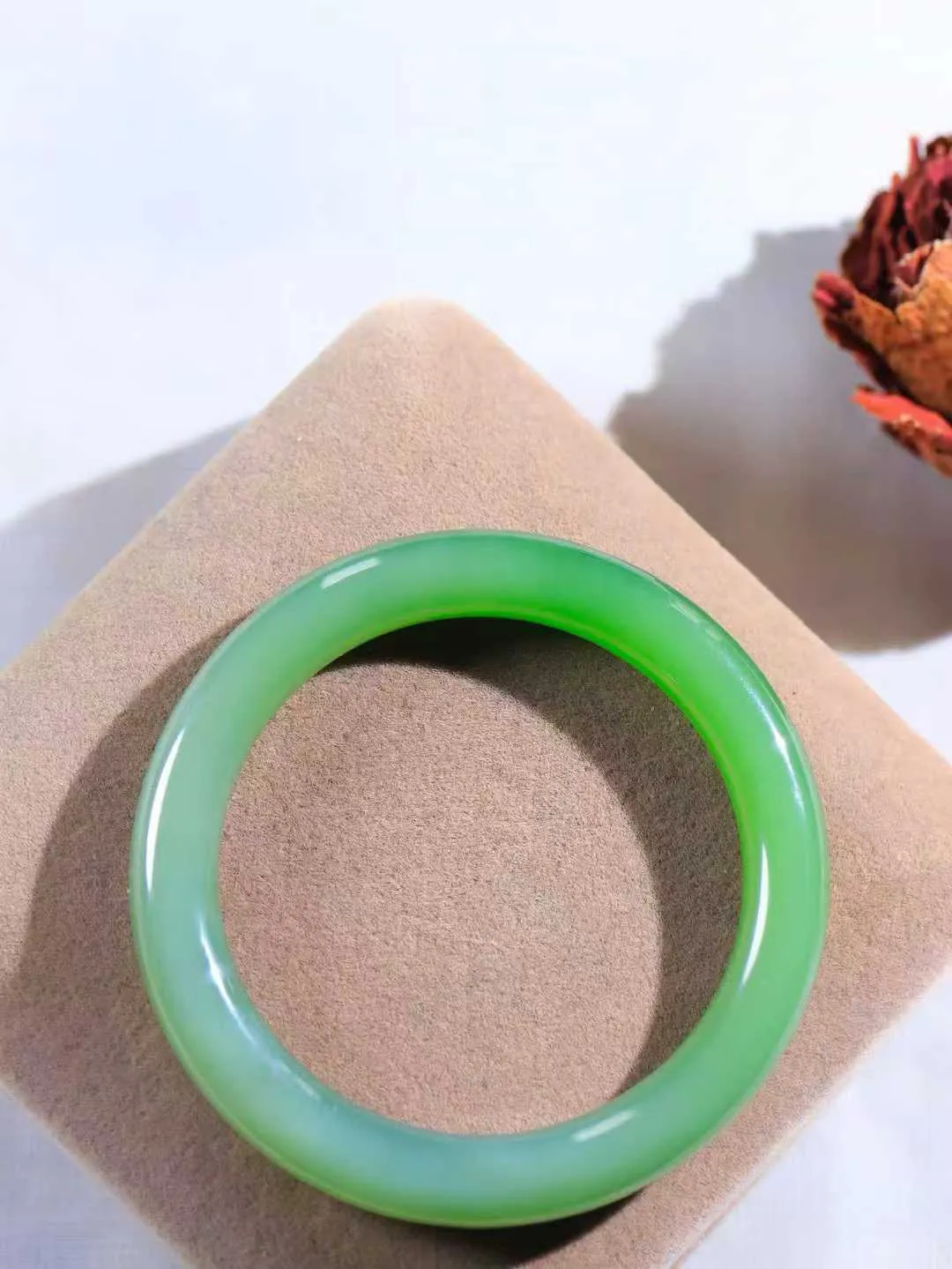 【碧色荡漾·手镯】

收藏级臻品和田玉碧玉圆条手镯，玉质细腻温润，手感舒适，️线条流畅，简约大气，美自天成，佩戴于腕间，婉约之美，举手投足间透出那份低调奢华，醉人心扉。重36.7克  内径圈口53mm  尺寸8.7-9mm  FDA-661081933