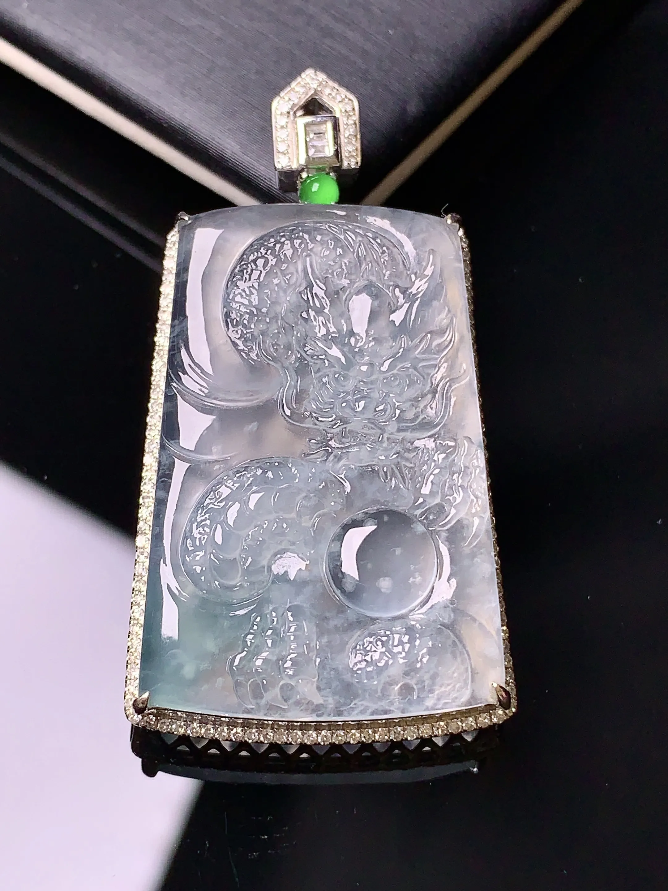 18k金钻镶嵌冰种龙牌吊坠 玉质细腻 色泽清新艳丽 整体尺寸43*23*7