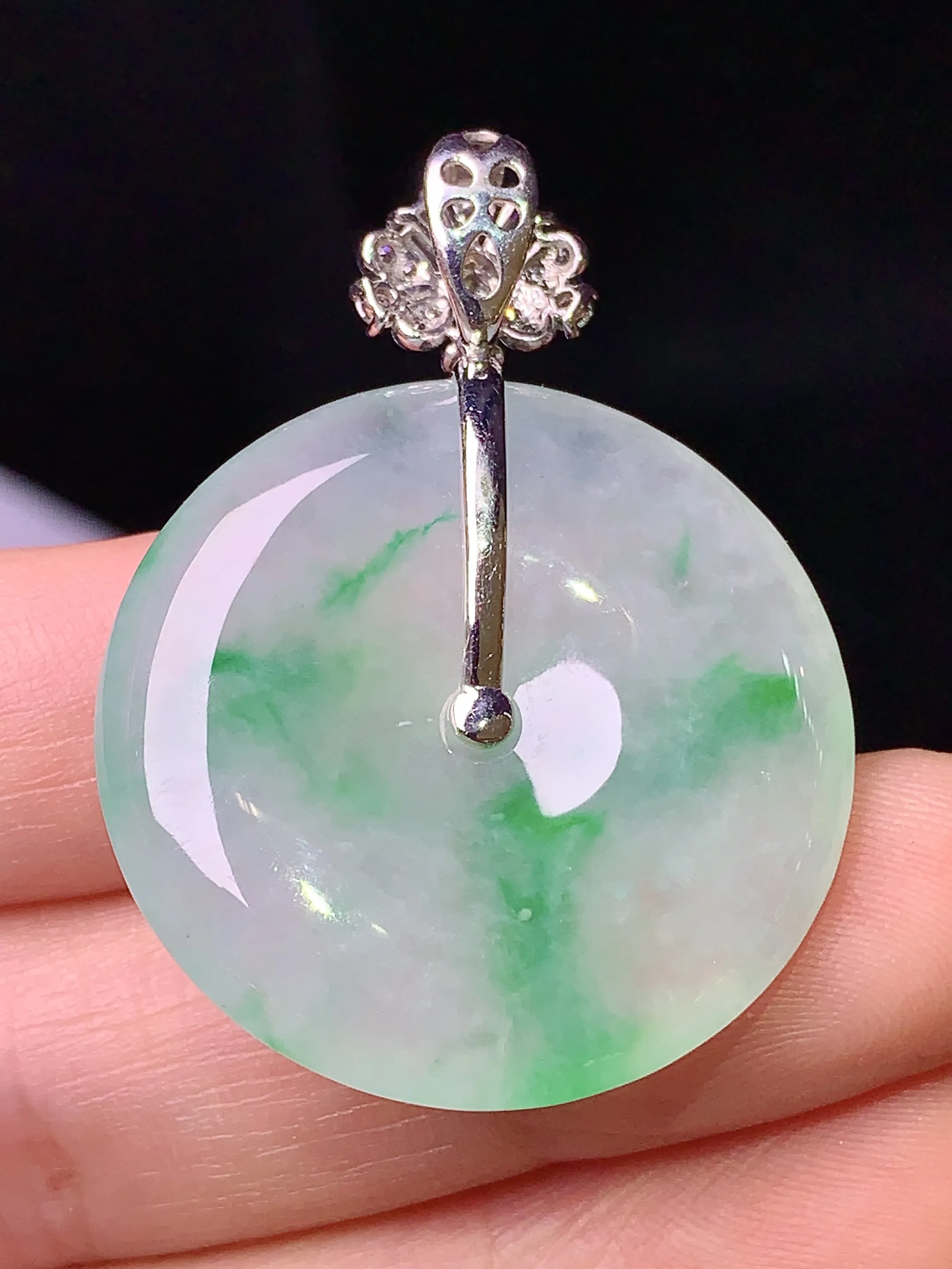 18k金钻镶嵌冰种飘绿平安扣吊坠 玉质细腻 色泽清新艳丽 整体尺寸40.5*29.5*5.6