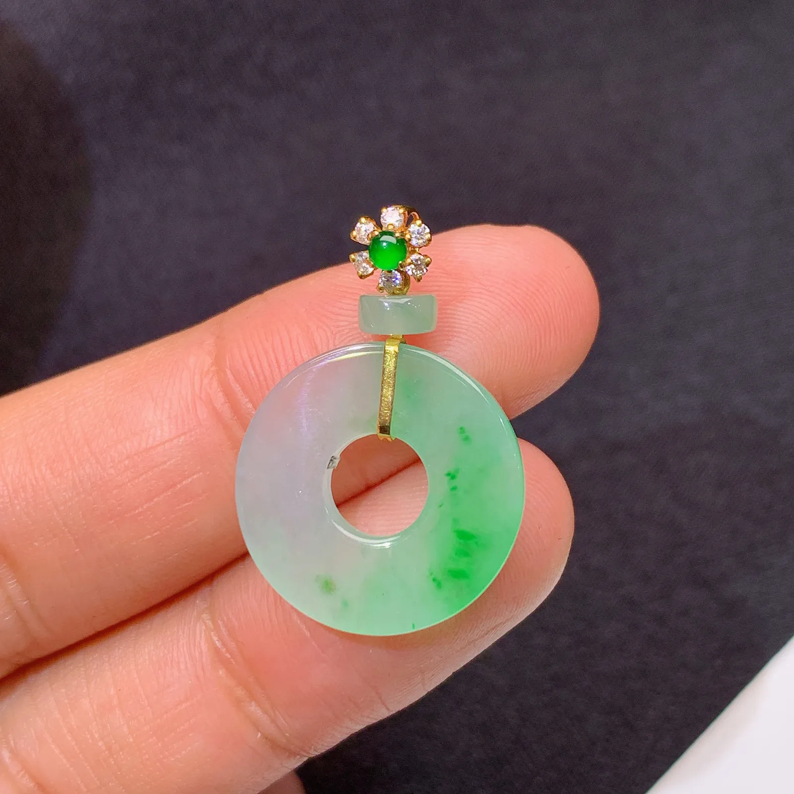 18k金钻镶嵌飘绿平安环吊坠 玉质细腻 清新艳丽 整体尺寸25.1*17.2*2.2