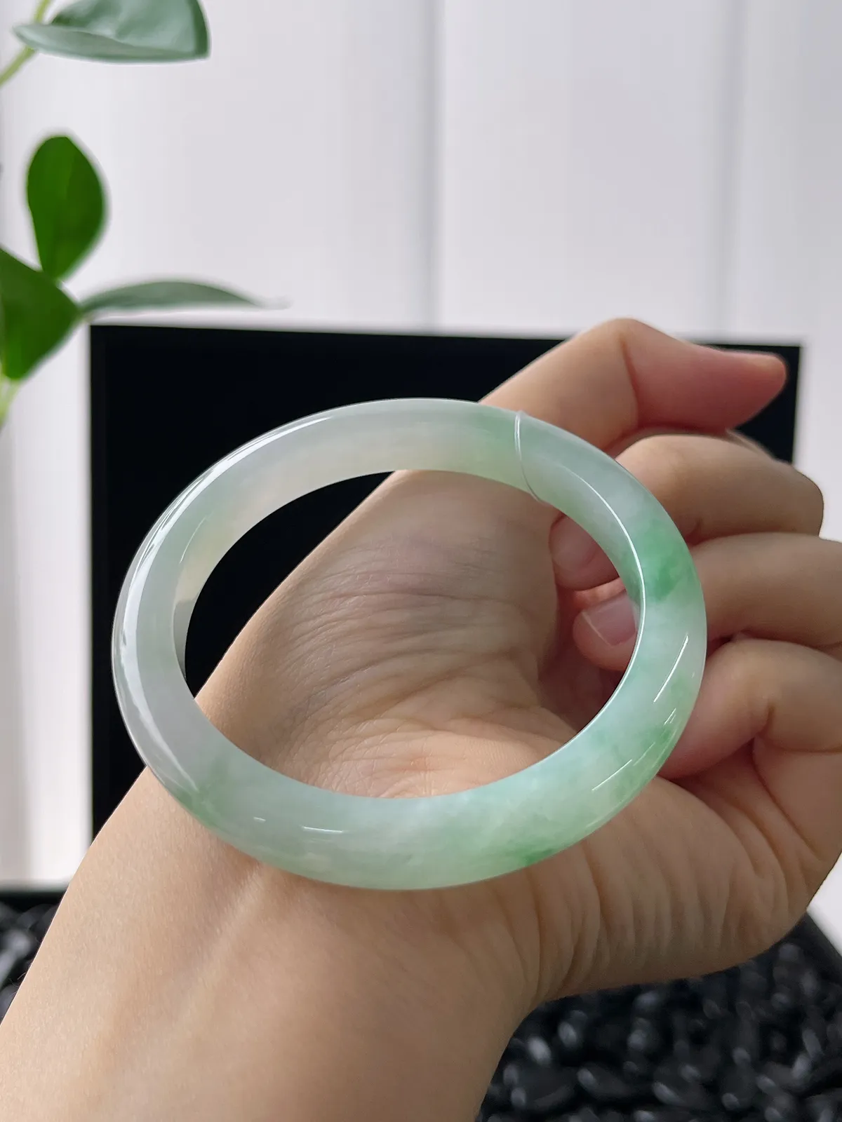 正圈53.5圈口，翡翠冰糯种飘绿手镯