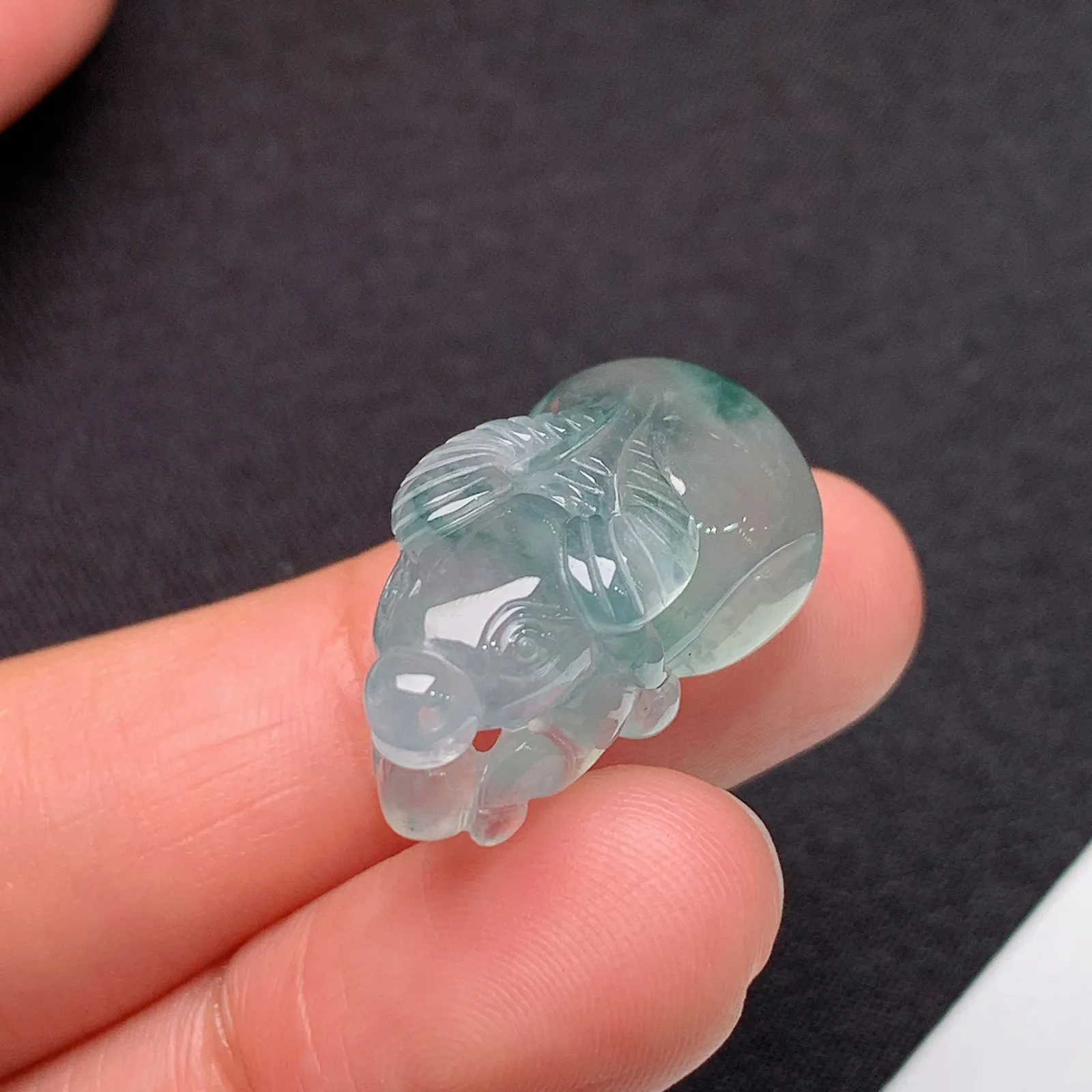 冰种飘花生肖牛吊坠 水润细腻 整体尺寸23.1*13*10