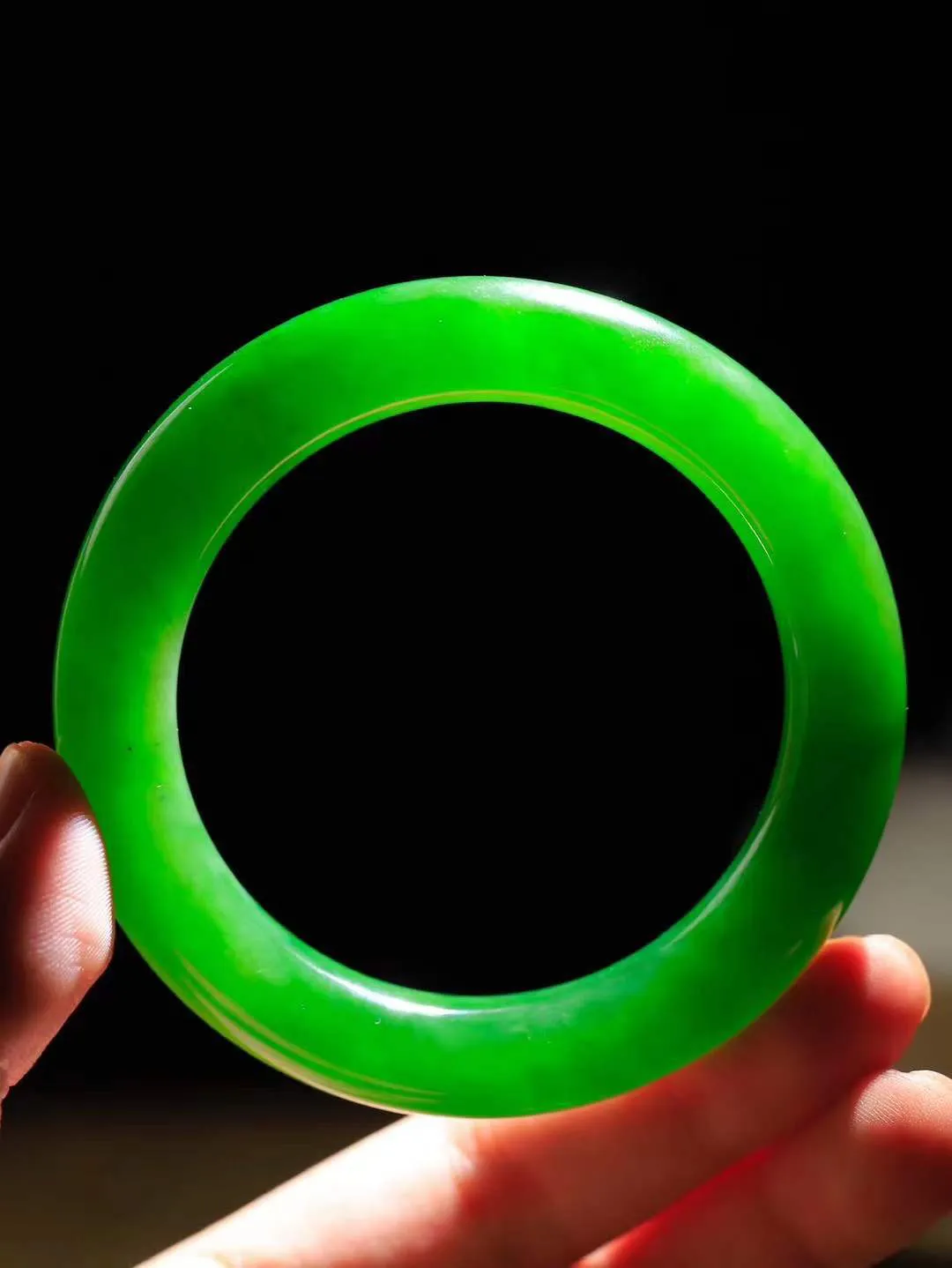 【悠悠芳华.镯】

收藏级臻品和田玉碧玉圆条手镯 玉质温润 青葱岁月，尽收腕中，婉转流畅，凝岁月悠长。盈一眸恬淡，挽一抹绿意。重71克 内径56.5mm尺寸12-11.5mm   86110251A