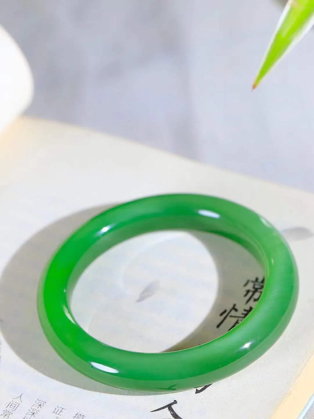 【温润如心.镯】

收藏级臻品️和田玉碧玉猫眼手镯，精选上等碧玉料，色泽清透，质地细腻。佩戴它，感受千年玉文化的温润与优雅，愿它为您带来平安与幸福。重51克  尺寸54-10.5-9.6mm  10110211A