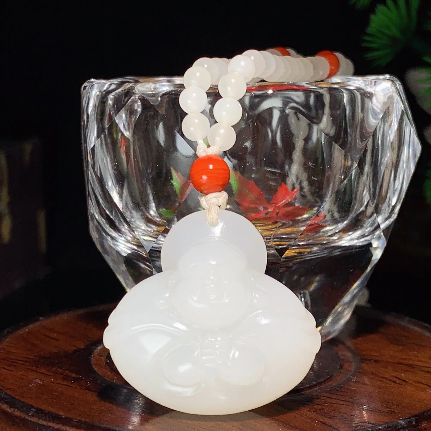 新疆和田玉羊脂白佛引福来挂件。尺寸30/32/16重42克。玉质细腻油润。手推出油。佩戴高端典雅。l