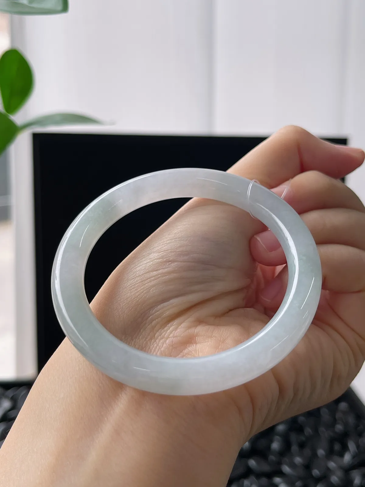 圆镯52.8圈口，翡翠冰糯种淡绿色手镯