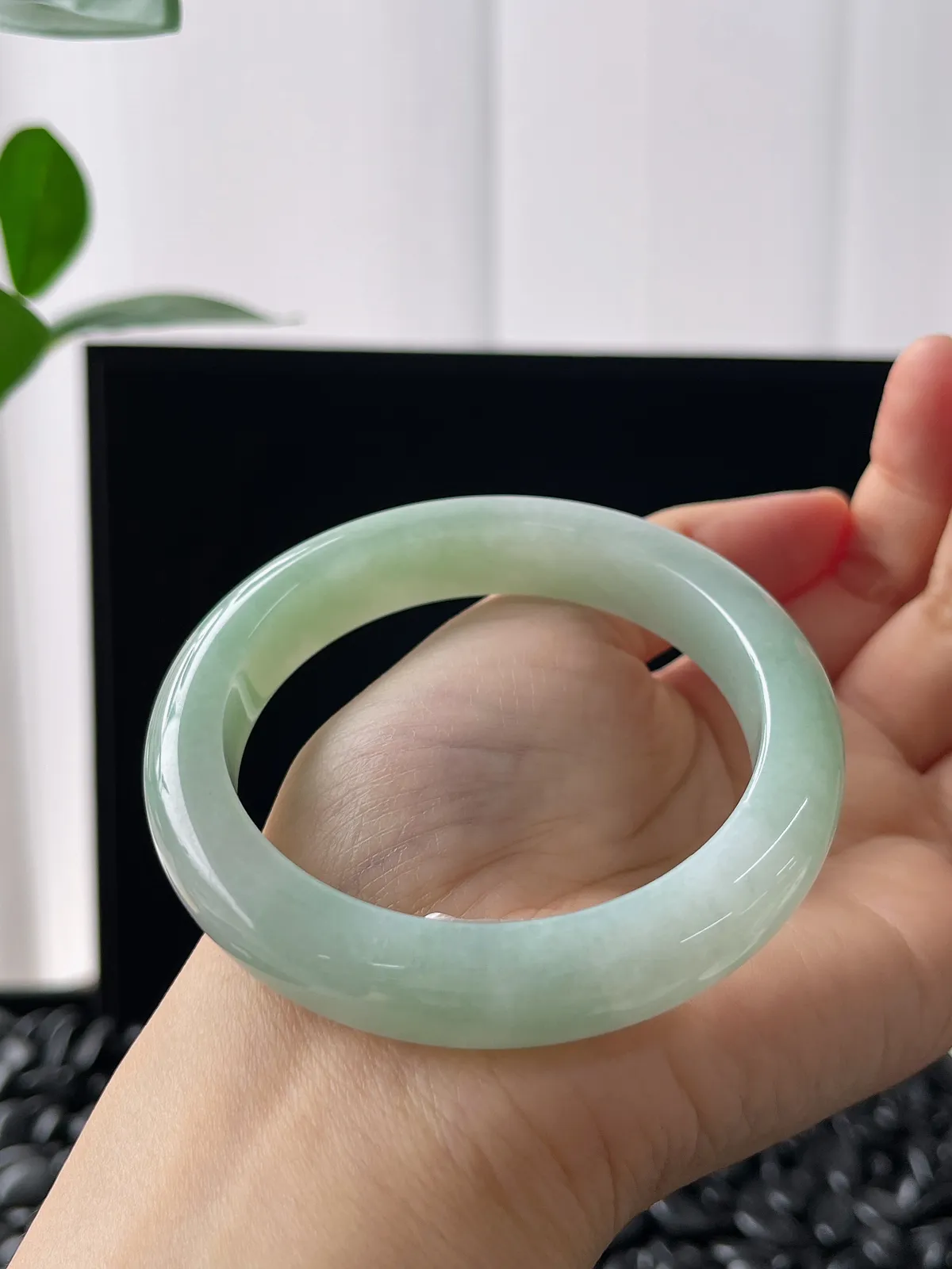 正圈57圈口，翡翠冰糯种浅绿色手镯