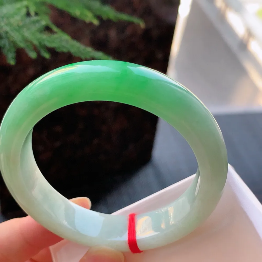 正圈冰糯阳绿 无瑕 尺寸:53.1/12.1/8.3 色好