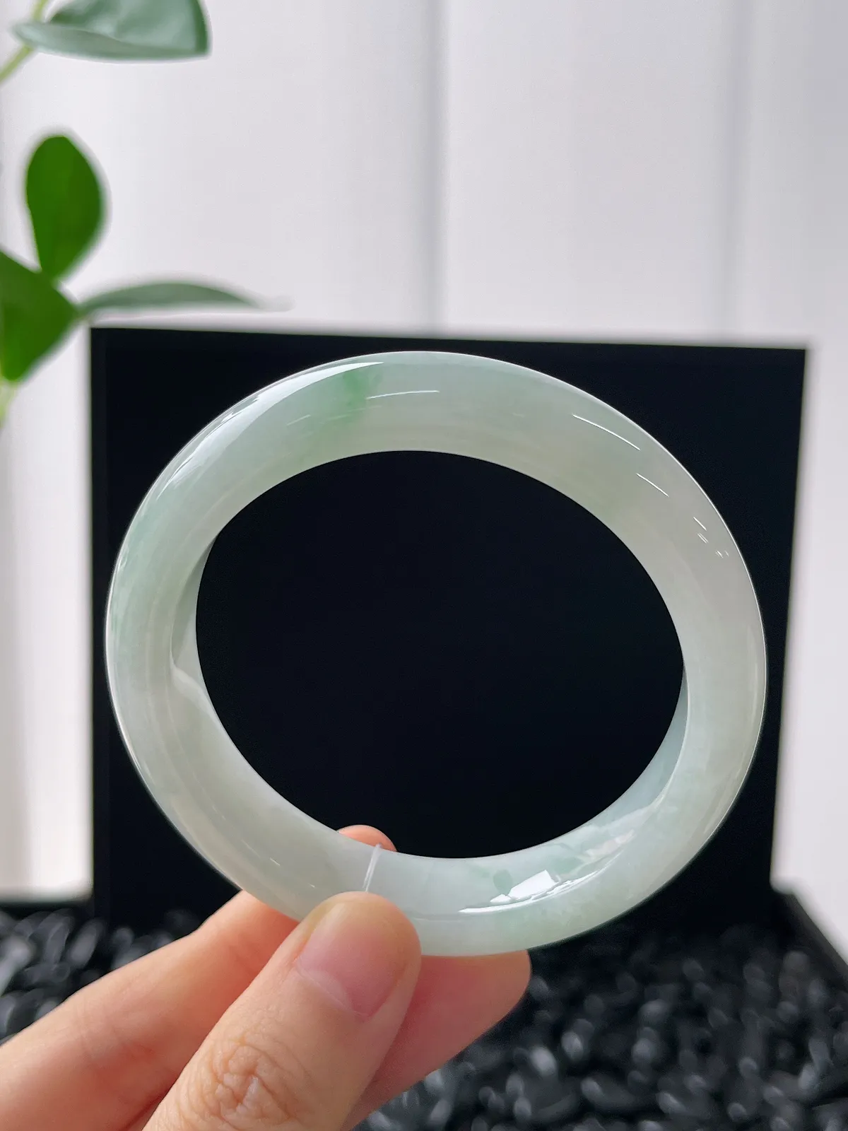 正圈54.5圈口，翡翠冰糯种飘绿手镯