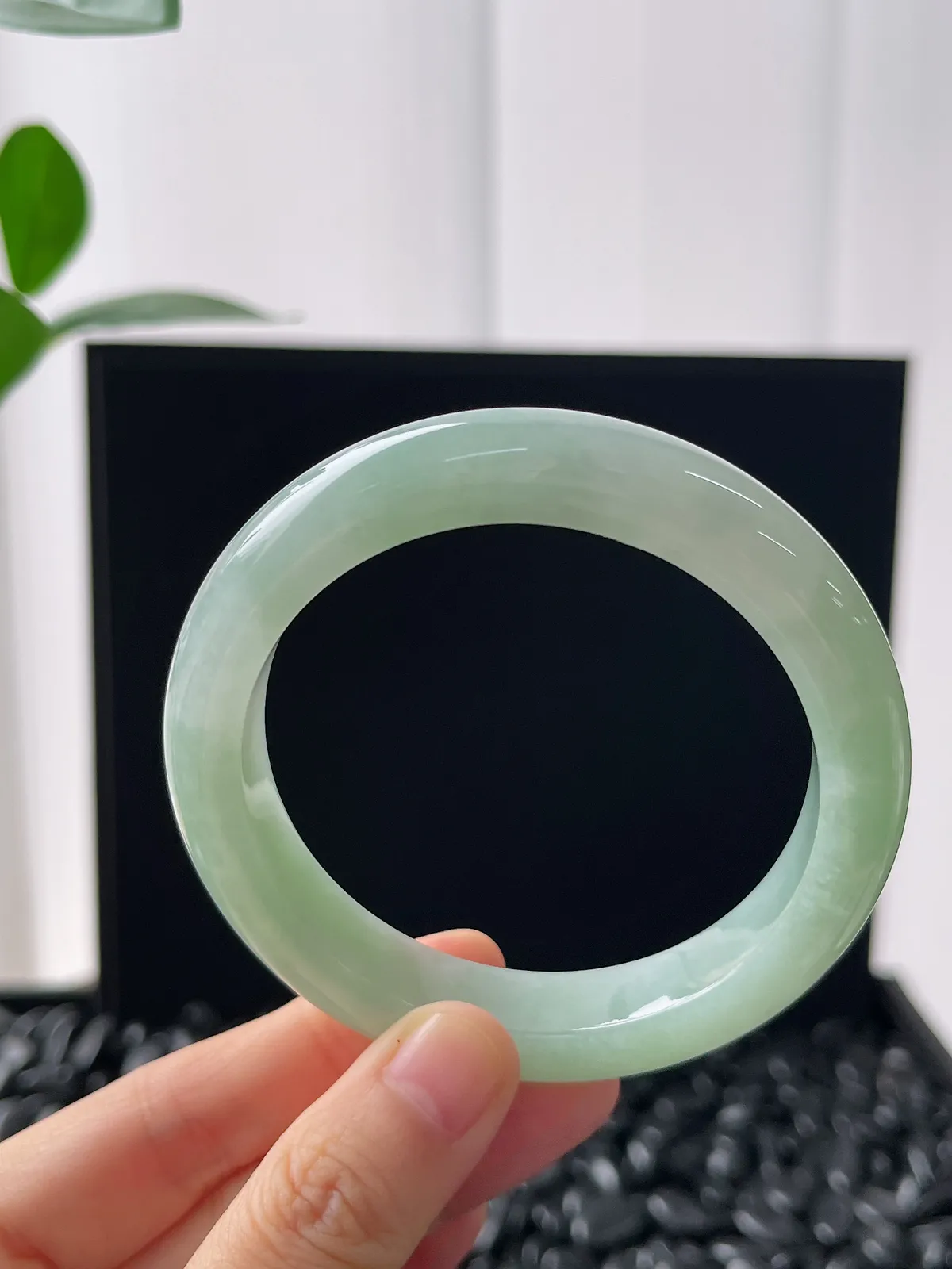 正圈57圈口，翡翠冰糯种浅绿色手镯