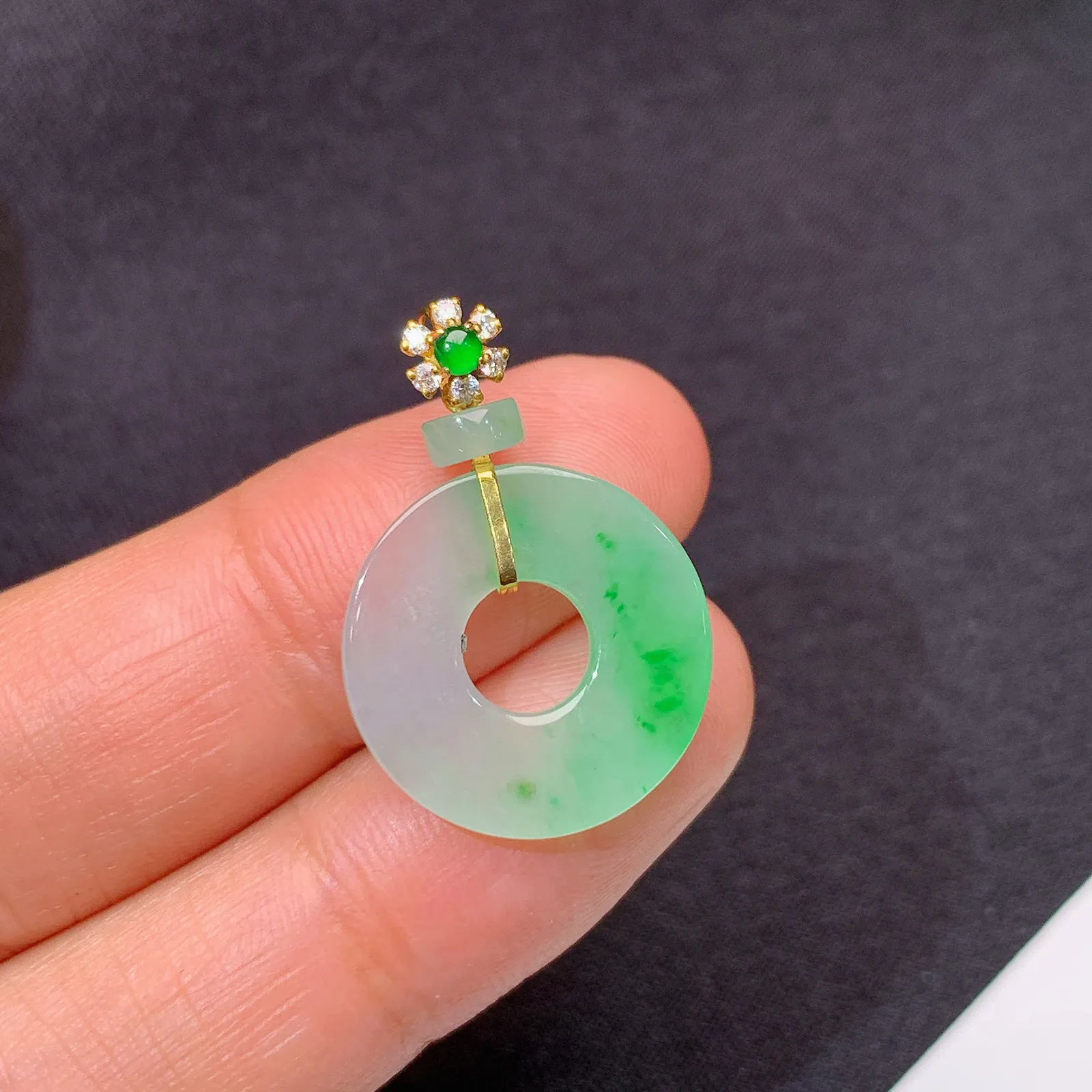 18k金钻镶嵌飘绿平安环吊坠 玉质细腻 清新艳丽 整体尺寸25.1*17.2*2.2