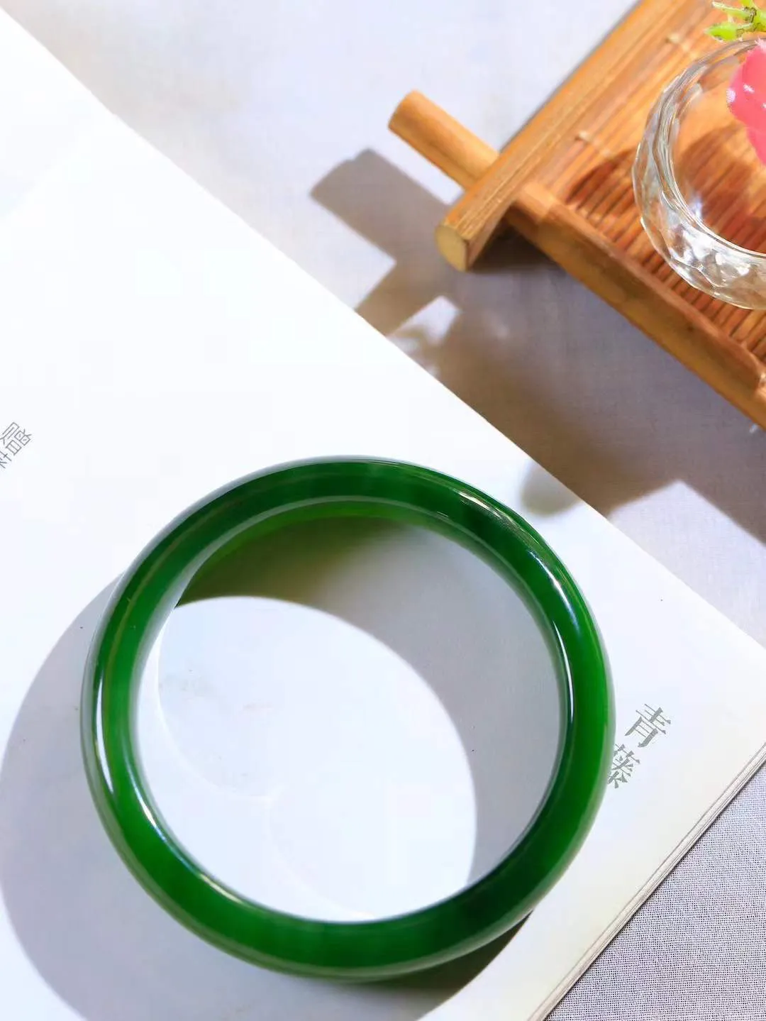 （一见倾心.手镯）

收藏级臻品️和田玉碧玉猫眼手镯，玉质温润细腻 油性十足 手感舒适，高华雅逸，线条流畅，简约大气，美自天成，素雅高贵。佩戴于腕间，婉约之美，举手投足间透出那低调奢华。重46克  尺寸56.5-12-7.8mm FDA79110226