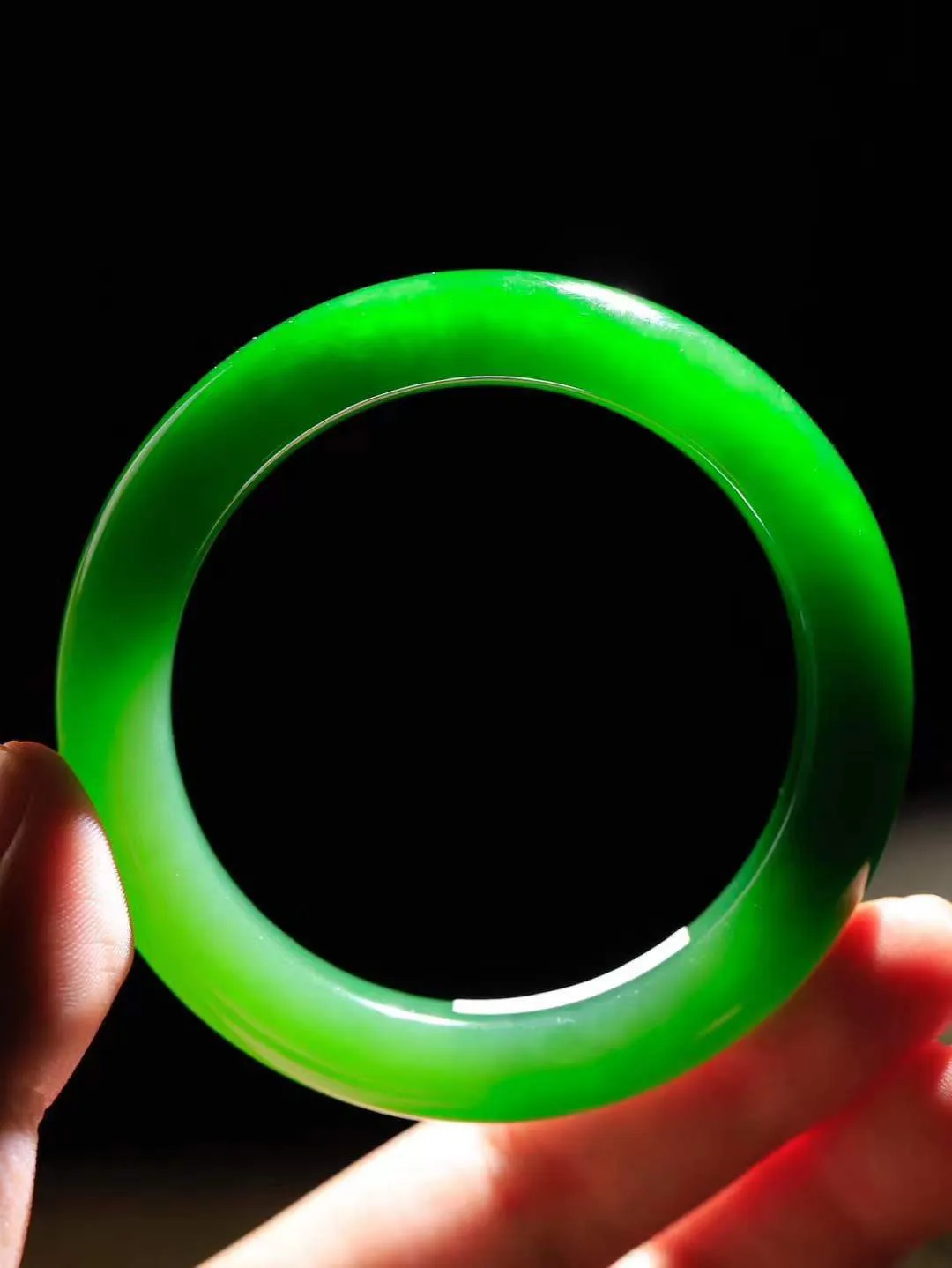 【悠悠芳华.镯】

典藏级臻品和田玉碧玉手镯 玉质温润 青葱岁月，尽收腕中，婉转流畅，凝岁月悠长。盈一眸恬淡，挽一抹绿意。重63.3克 内径55mm尺寸12.4-10mm   86110251A