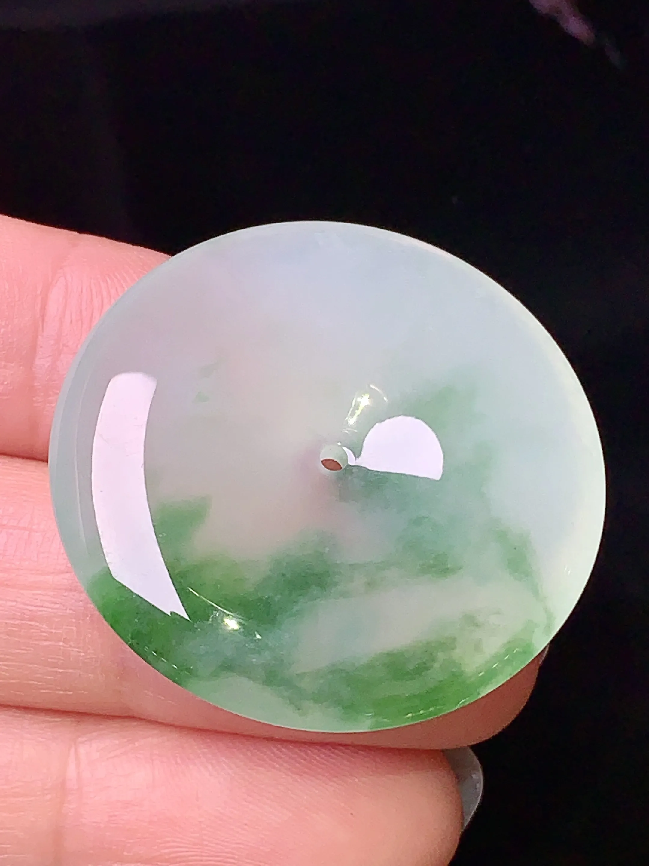 飘绿平安扣吊坠 玉质细腻 色泽清新艳丽 整体尺寸32.5*6