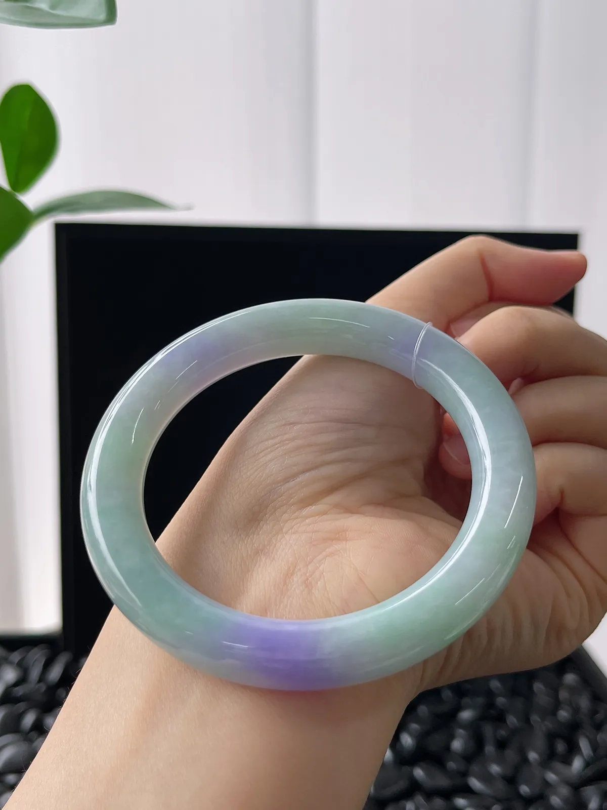 圆镯58圈口，翡翠糯化种淡绿色手镯