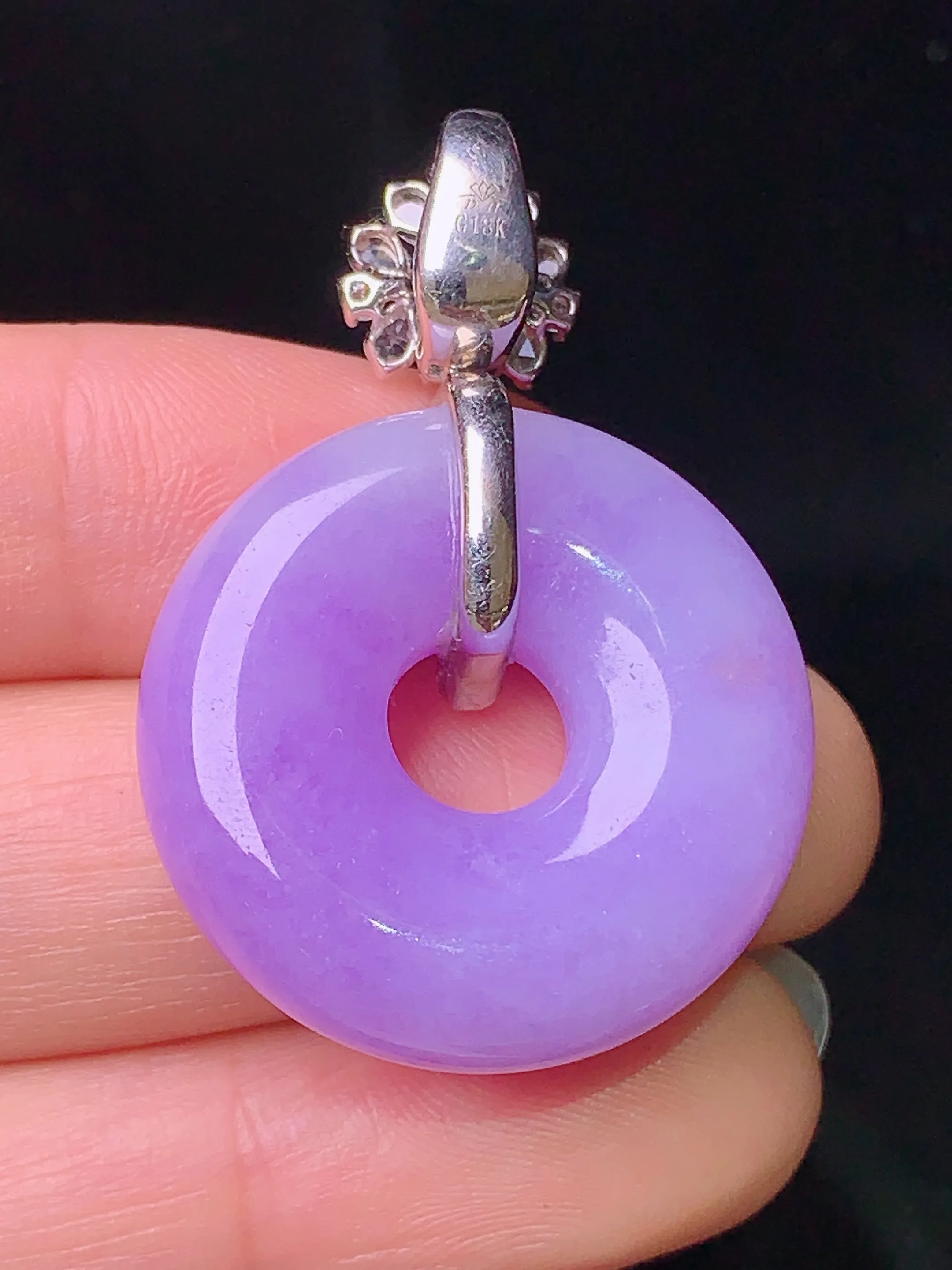 18k金钻镶嵌紫罗兰平安环吊坠 玉质细腻 色泽清新艳丽 整体尺寸38*26*7.8