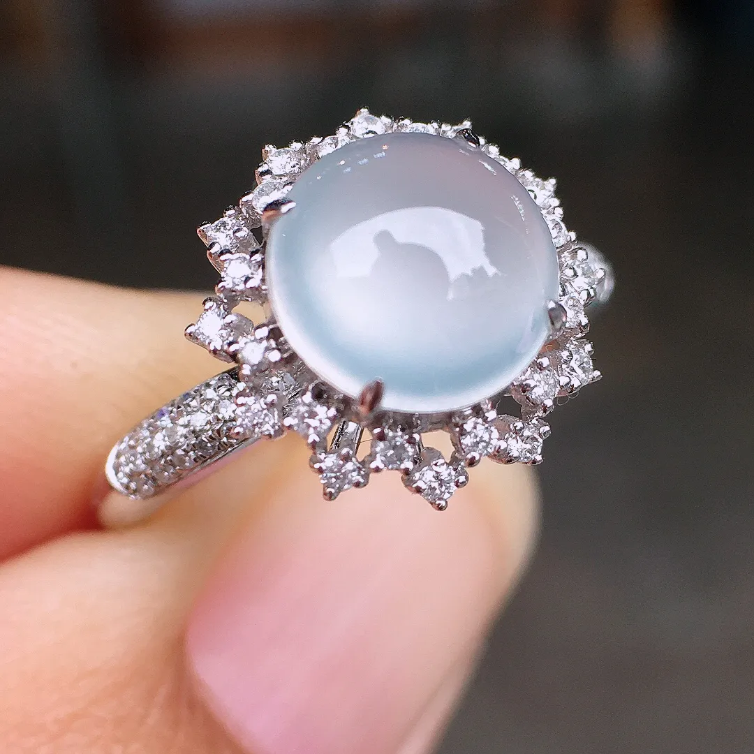 高冰蛋面戒指，玉质细腻，荧光感超
强，饱满圆润，尽显优雅气质，18k
金豪华镶嵌