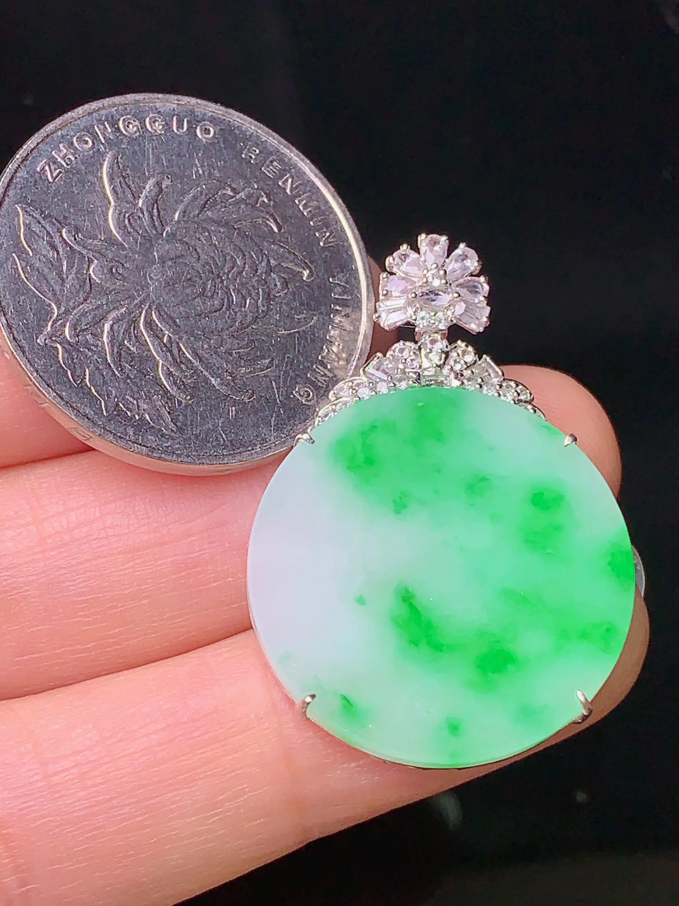 18k金钻镶嵌飘绿圆牌吊坠 玉质细腻 色泽清新艳丽 整体尺寸32.5*22.5*4.5
