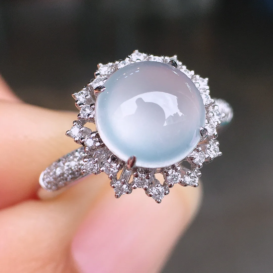 高冰蛋面戒指，玉质细腻，荧光感超
强，饱满圆润，尽显优雅气质，18k
金豪华镶嵌