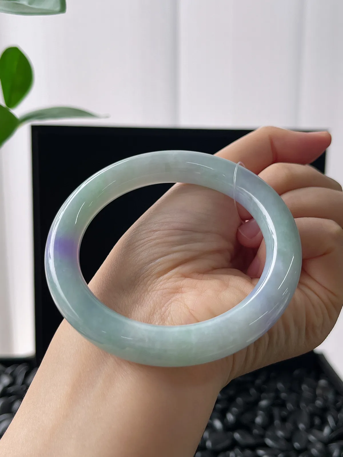 圆镯58圈口，翡翠糯化种淡绿色手镯