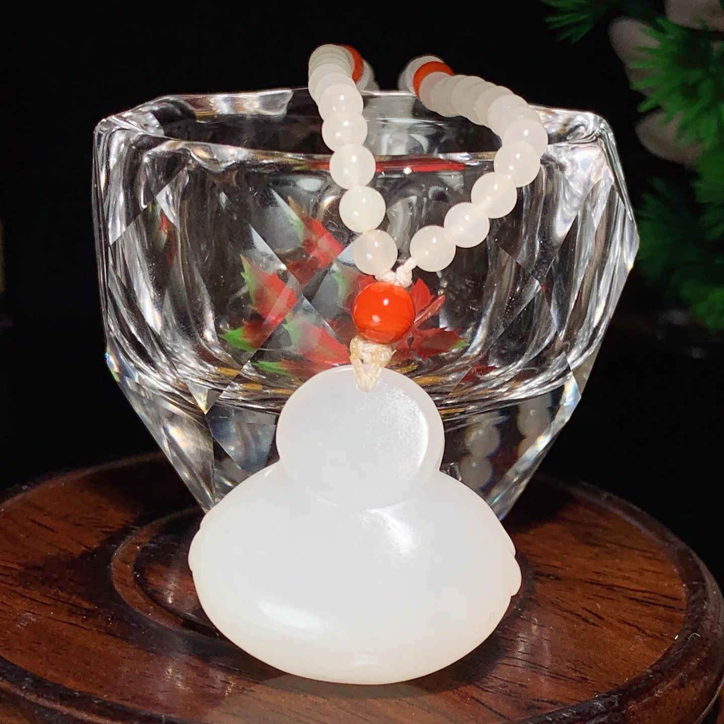 新疆和田玉羊脂白佛引福来挂件。尺寸30/32/16重42克。玉质细腻油润。手推出油。佩戴高端典雅。lt251031