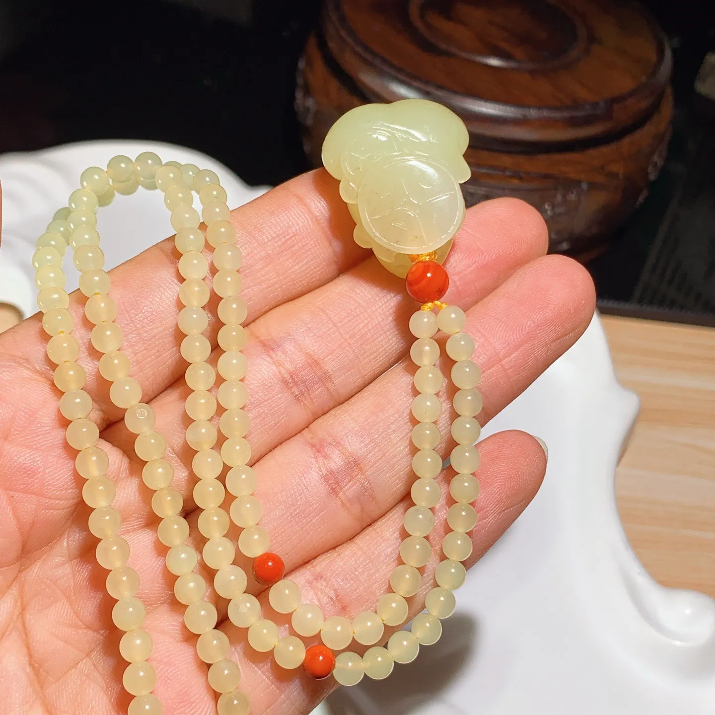 新疆和田玉若羌黄口料呱呱来财挂件。尺寸25/21/15重27.5克。玉质细腻油润。手推出油。佩戴高端典雅。lt251031