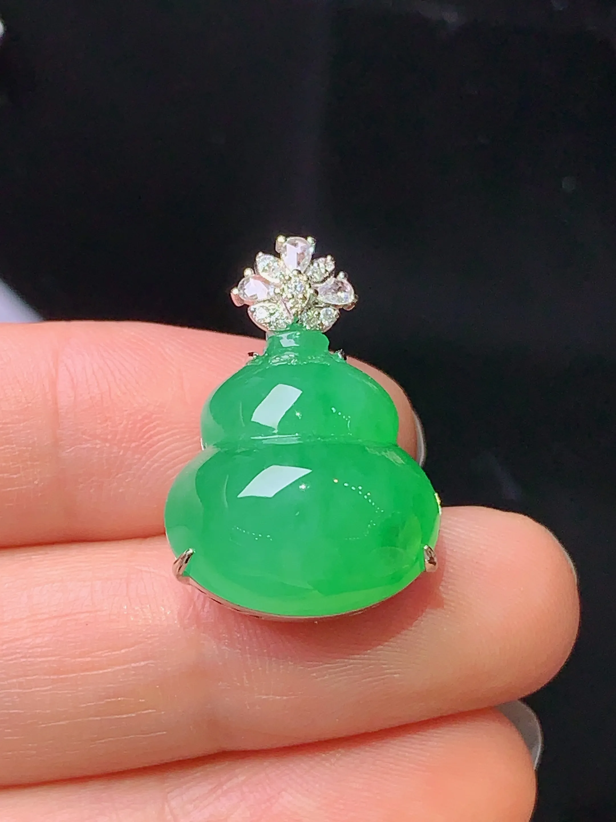 18k金钻镶嵌翠绿葫芦吊坠 玉质细腻 色泽清新艳丽 整体尺寸23.8*16.6*13