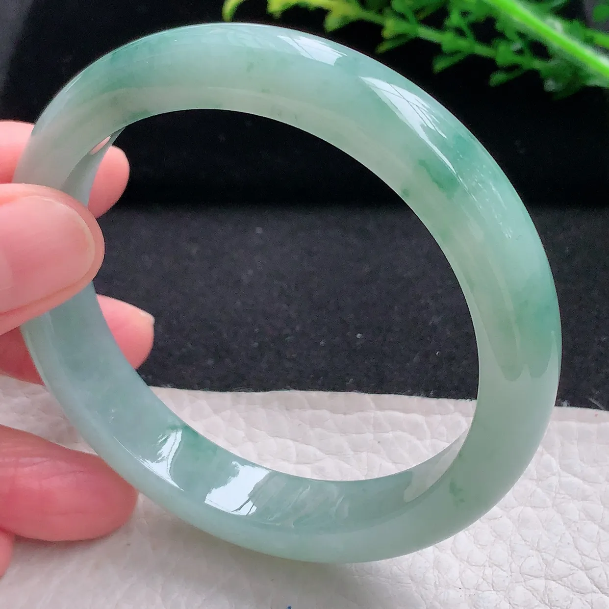 Nc自然光57.5*11.8*8平安镯 天然缅甸翡翠a 货冰飘花宽边玉镯子