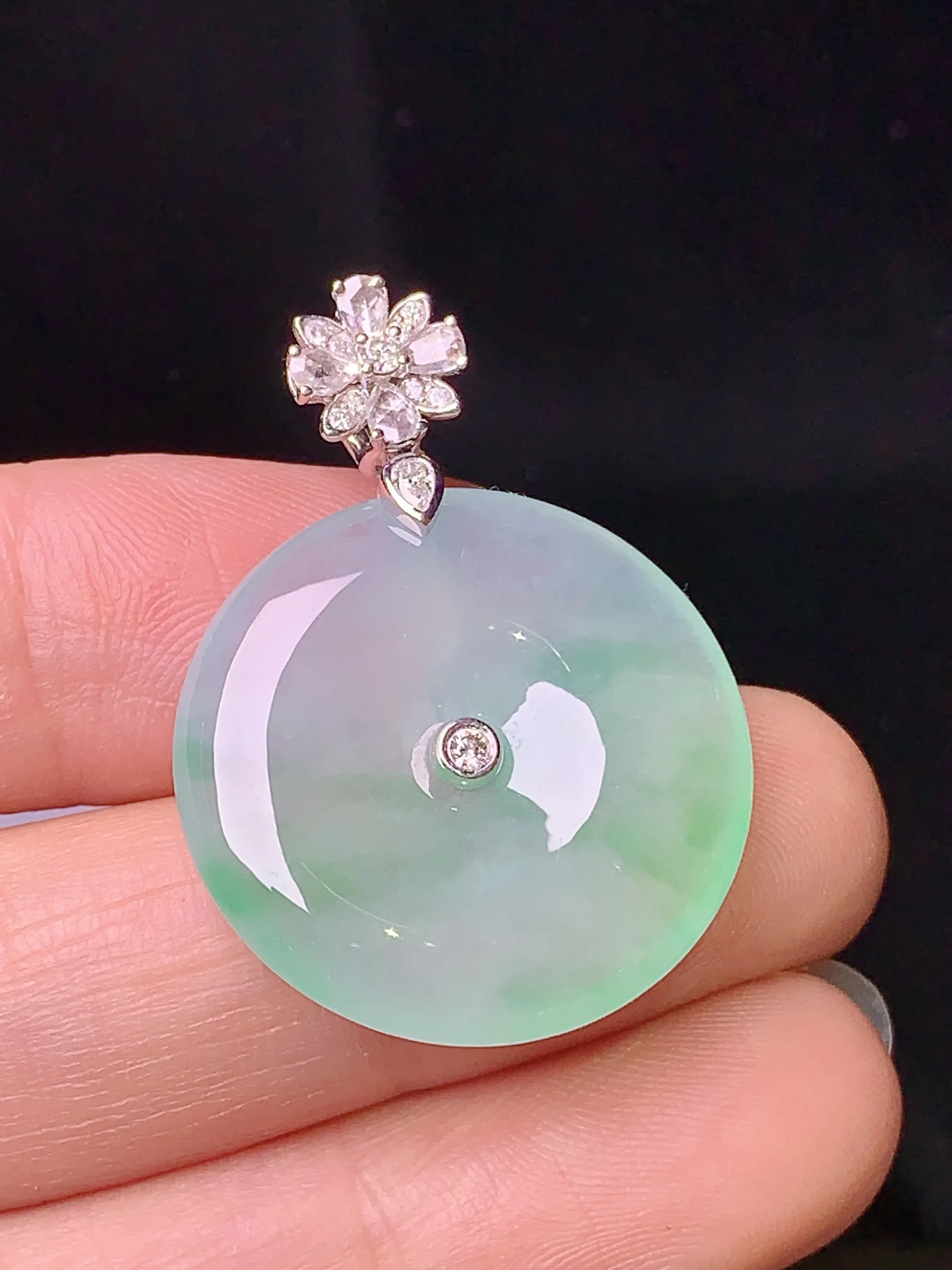 18k金钻镶嵌冰种飘绿平安扣吊坠 玉质细腻 色泽清新艳丽 整体尺寸32.3*23.3*4.6