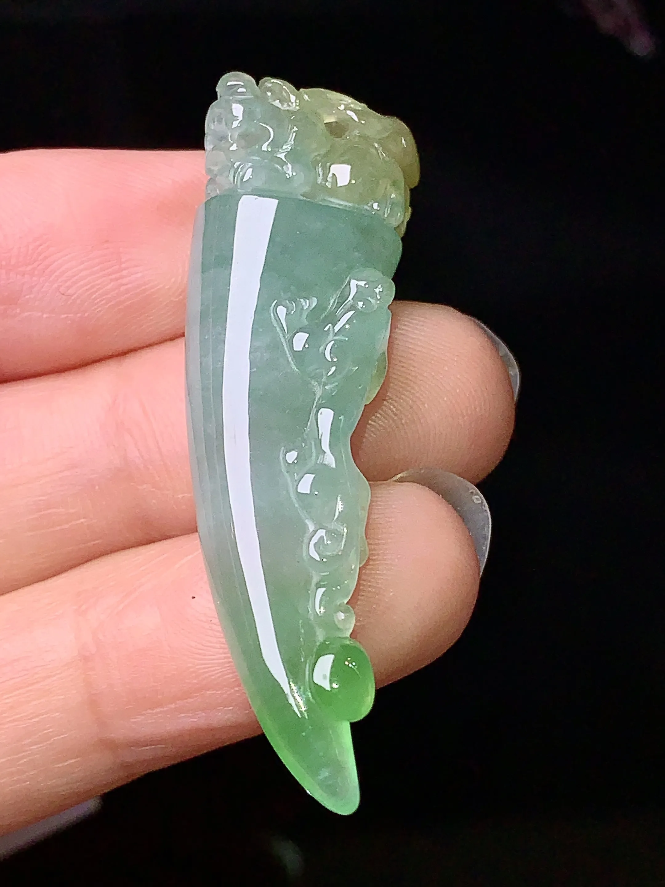 飘绿黄貔貅吊坠 玉质细腻 色泽清新艳丽 整体尺寸45.3*13.6*8.2