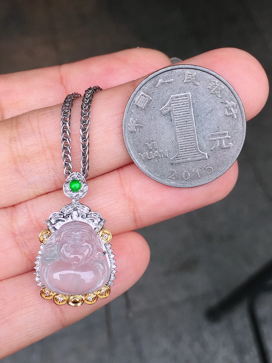 玻璃种【财神爷】吊坠，玉质细腻，荧光感超
强，饱满圆润，尽显优雅气质，18k
金豪华镶嵌
