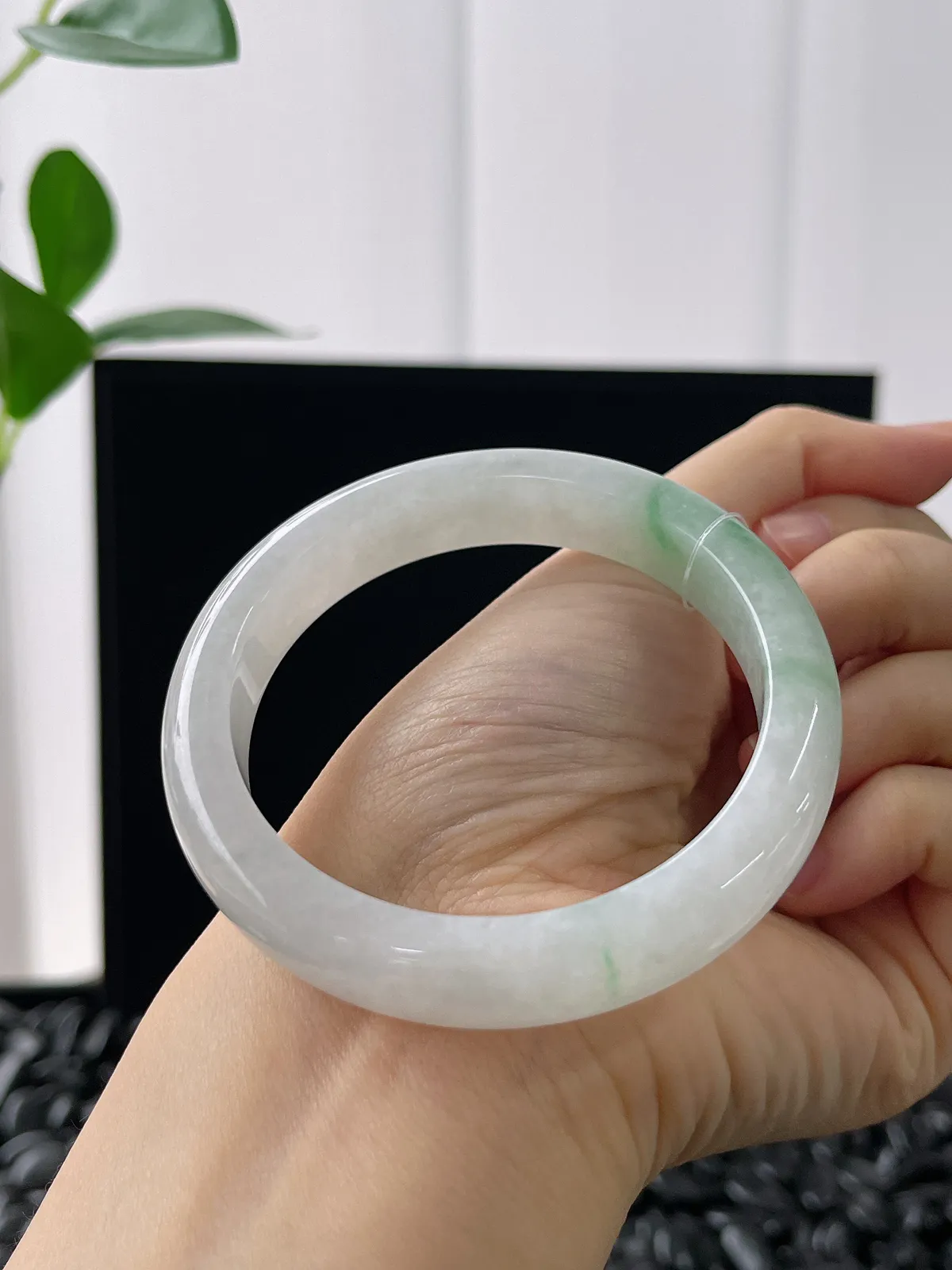 正圈55圈口，翡翠冰糯种飘绿手镯