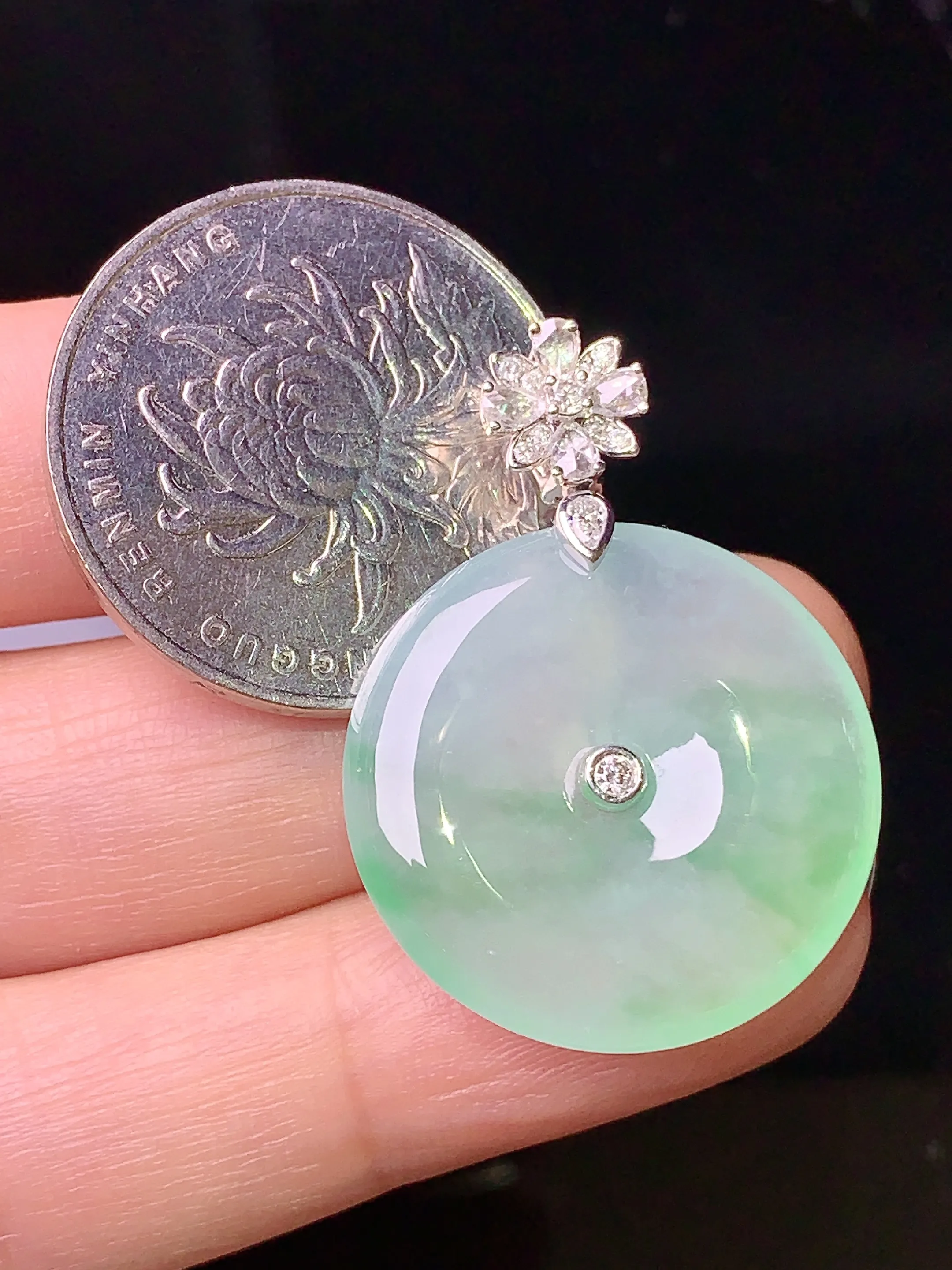 18k金钻镶嵌冰种飘绿平安扣吊坠 玉质细腻 色泽清新艳丽 整体尺寸32.3*23.3*4.6