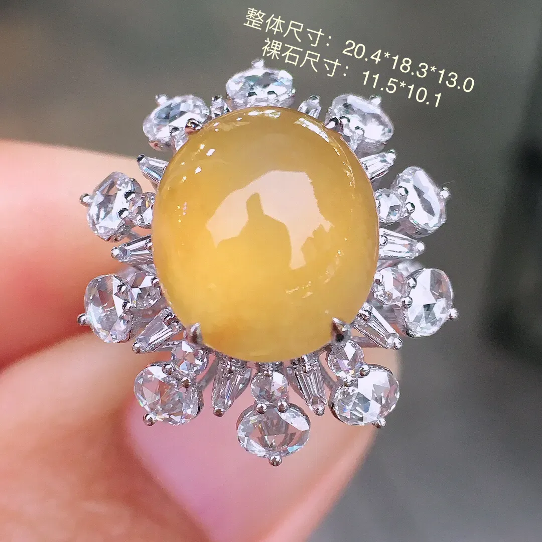 黄翡蛋面戒指，色泽均匀艳丽，玉质细腻，荧光感超
强，饱满圆润，尽显优雅气质，18k
金豪华镶嵌