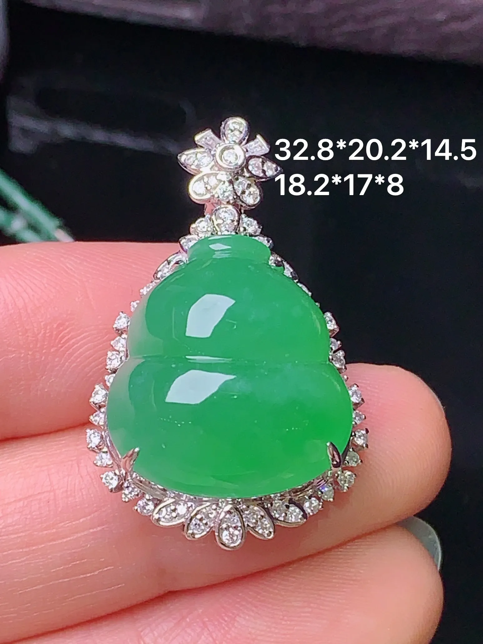 18k金钻镶嵌满绿葫芦吊坠 玉质细腻 色泽清新艳丽 整体尺寸32.8*20.2*14.5
