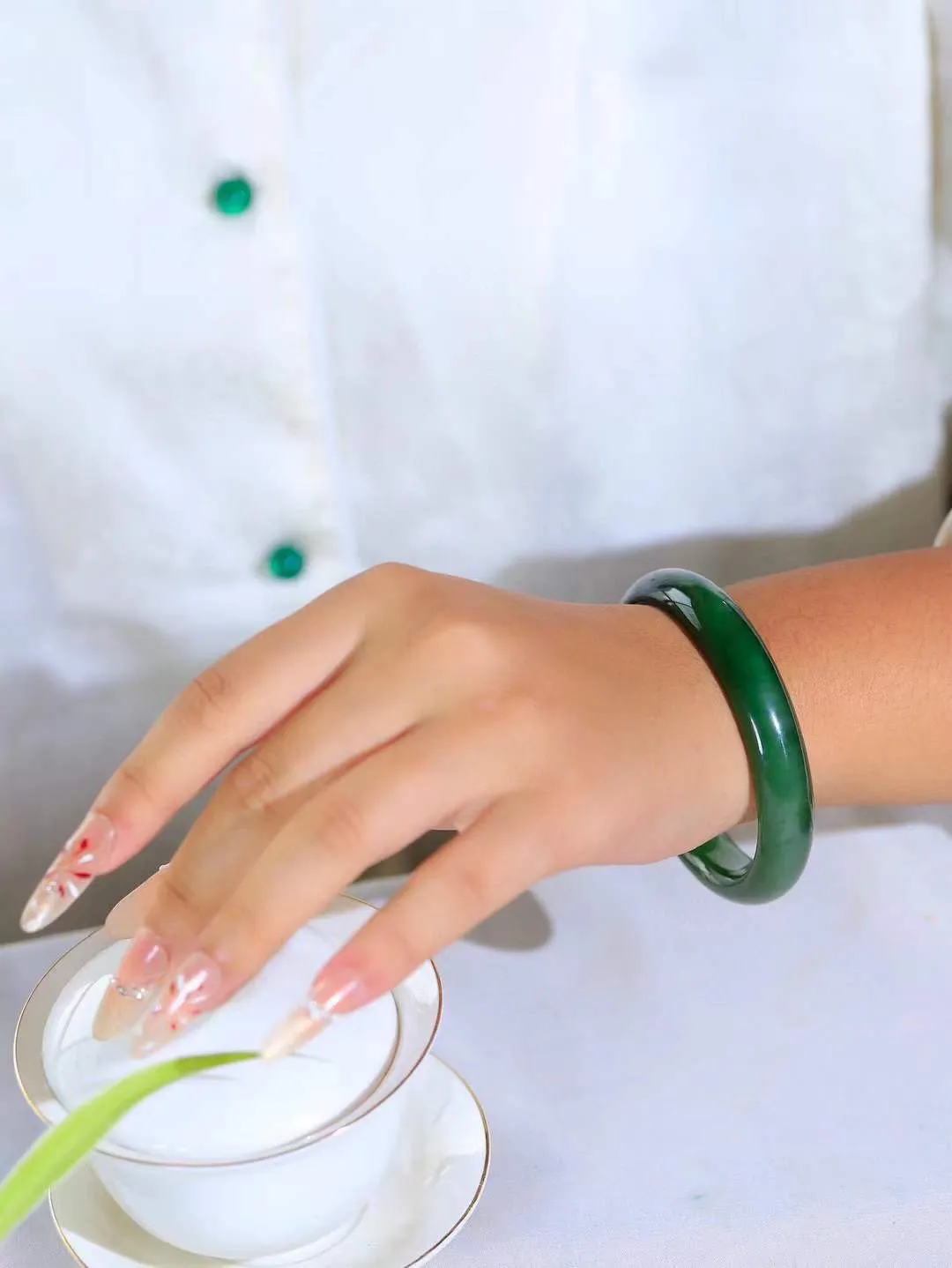 （一见倾心.手镯）

收藏级臻品️和田玉碧玉猫眼手镯，玉质温润细腻 油性十足 手感舒适，高华雅逸，