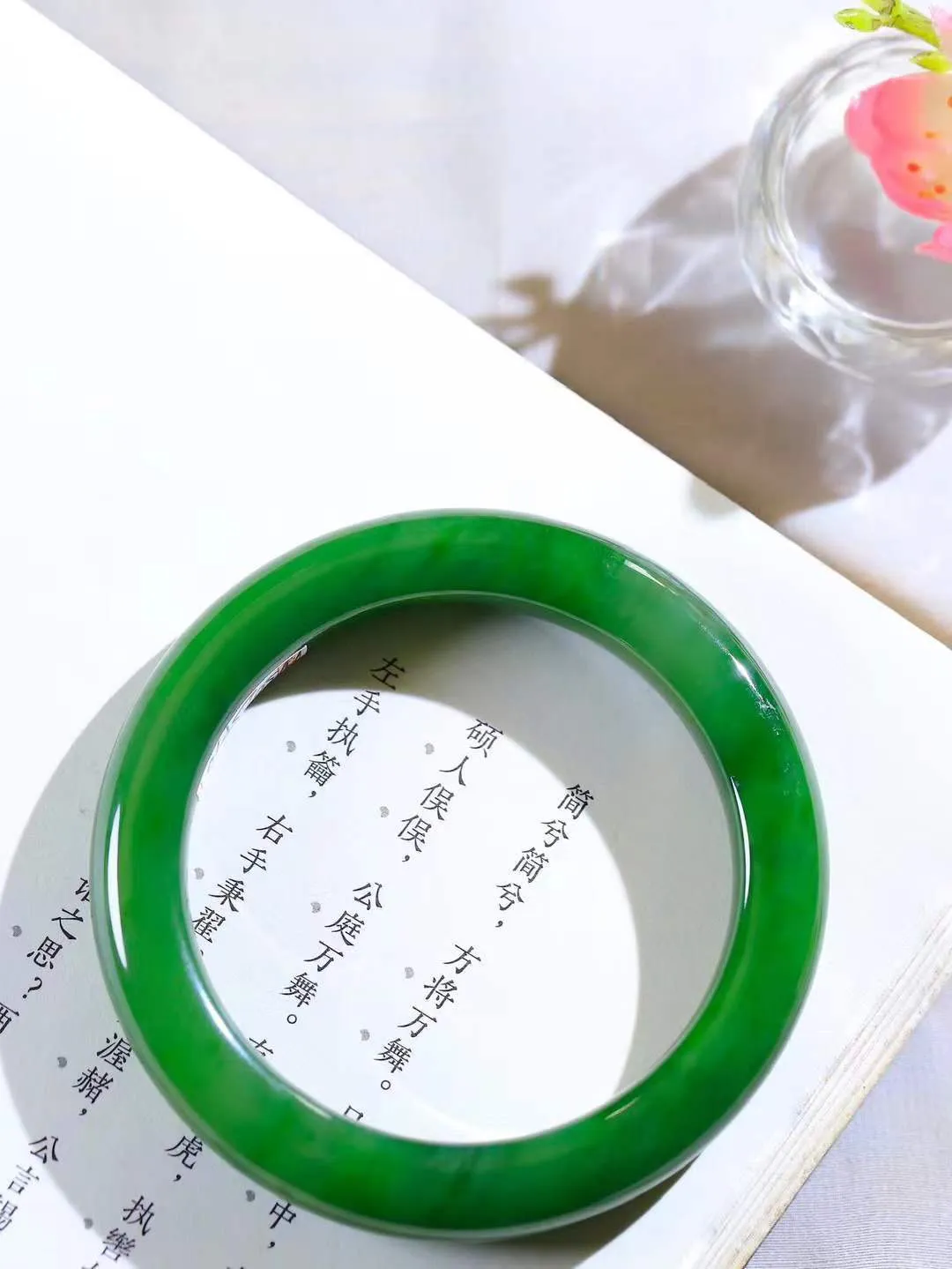 【情有独钟.手镯】

精品和田玉碧玉手镯 玉质温润细腻 油性十足 手感舒适，高华雅逸，线条流畅，简约大气，美自天成，素雅高贵。佩戴于腕间，婉约之美，举手投足间透出那低调奢华。重61.7克 内径57mm 尺寸10.8-10.4mm   FDA-79110252