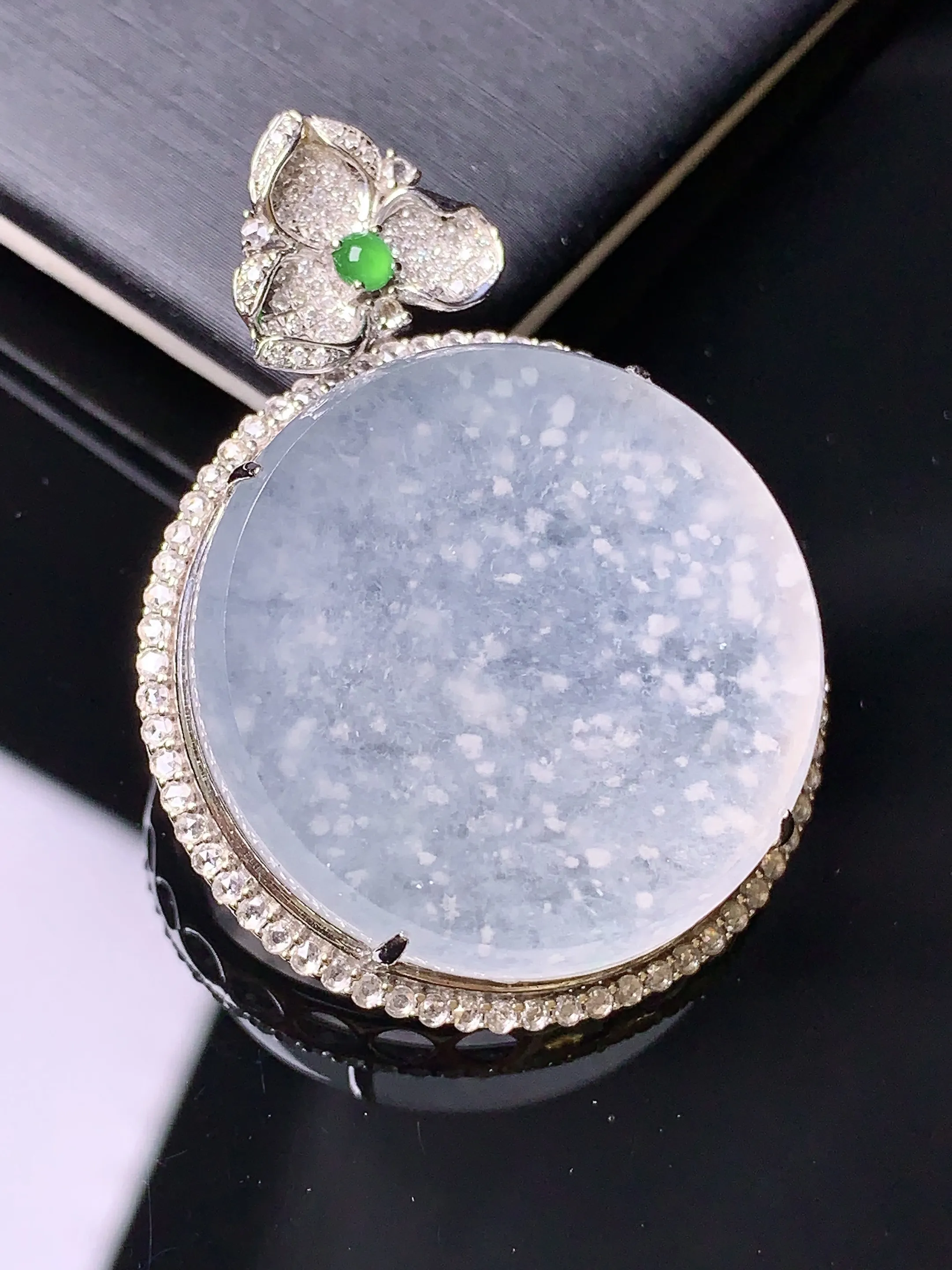 18k金钻镶嵌冰种木那料雪花棉吊坠 玉质细腻 色泽清新艳丽 整体尺寸42.5*31.5*9.5