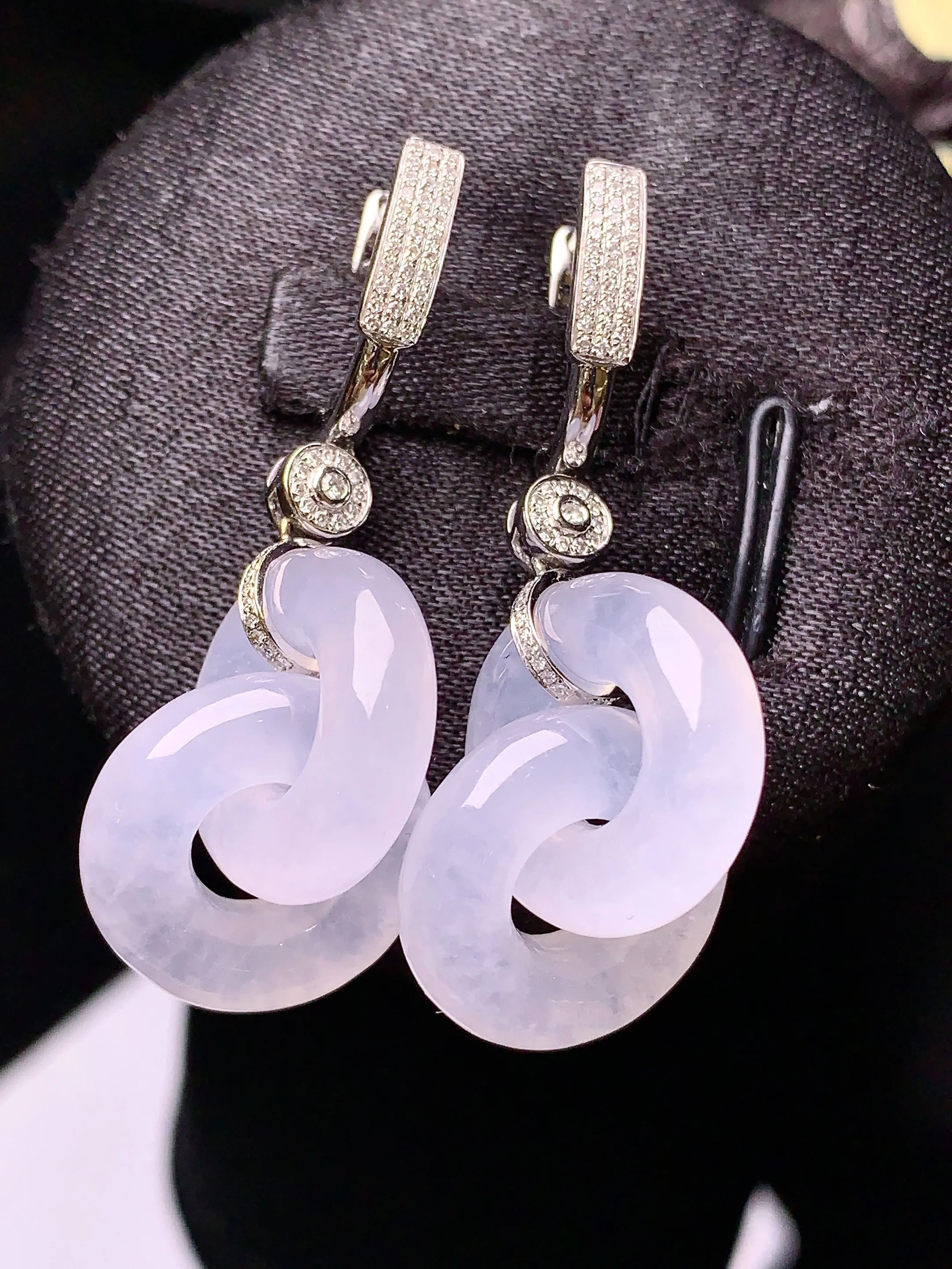 18k金钻镶嵌冰种环环相扣耳坠 玉质细腻 色泽清新艳丽 整体尺寸41.5*15.7*4.8