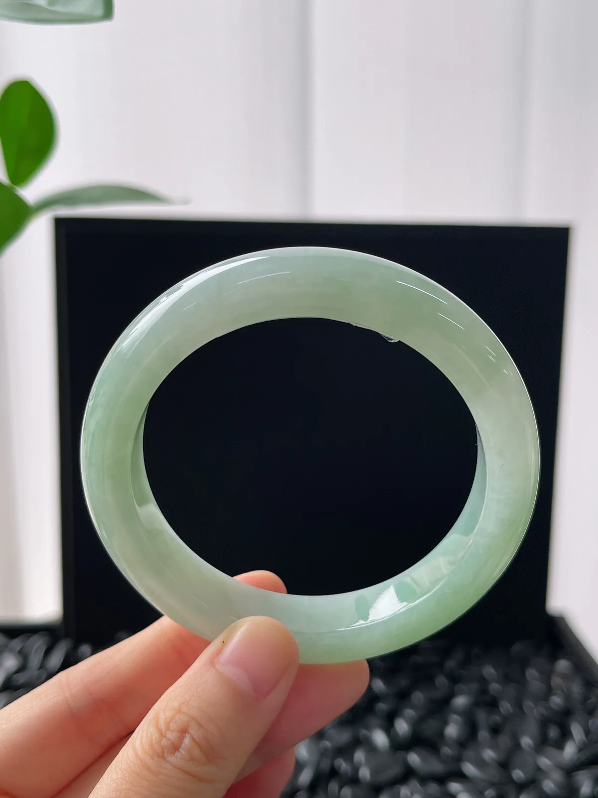 正圈57圈口，翡翠冰糯种浅绿色手镯