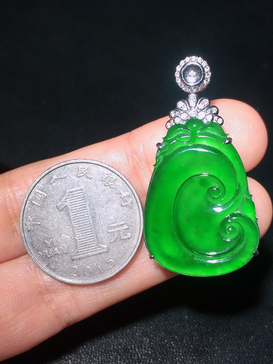 阳绿如意吊坠，色泽均匀艳丽，玉质细腻，荧光感超
强，饱满圆润，尽显优雅气质，18k
金豪华镶嵌