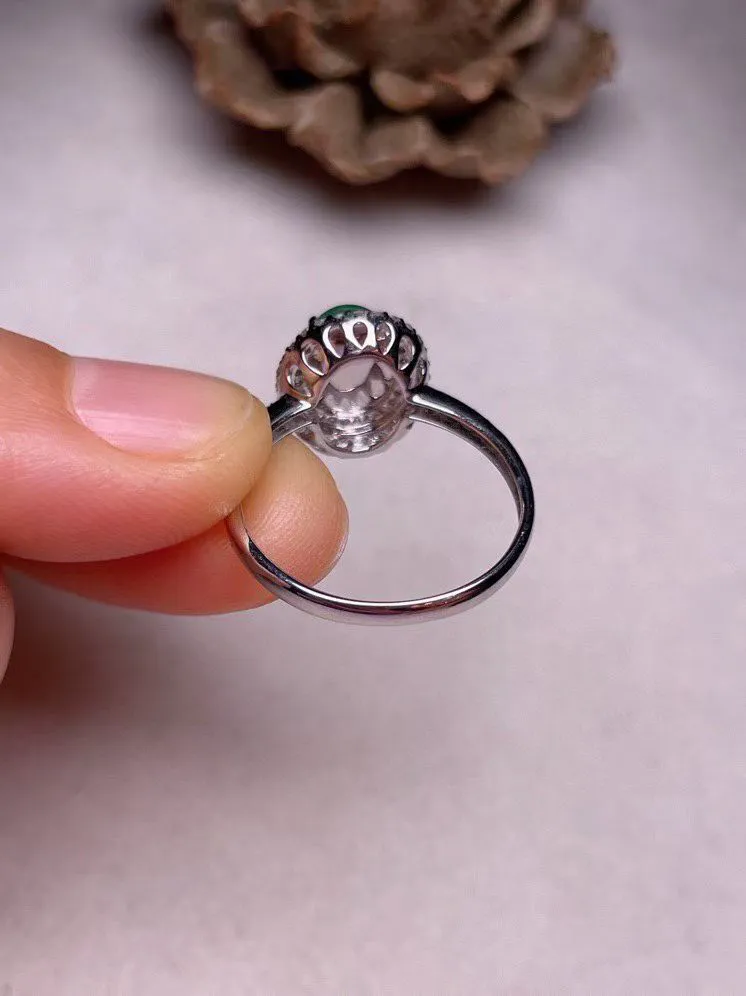 冰种阳绿蛋面戒指 、真金真钻镶嵌，种水好，玉质细腻 .裸石尺寸 8.0*6.0