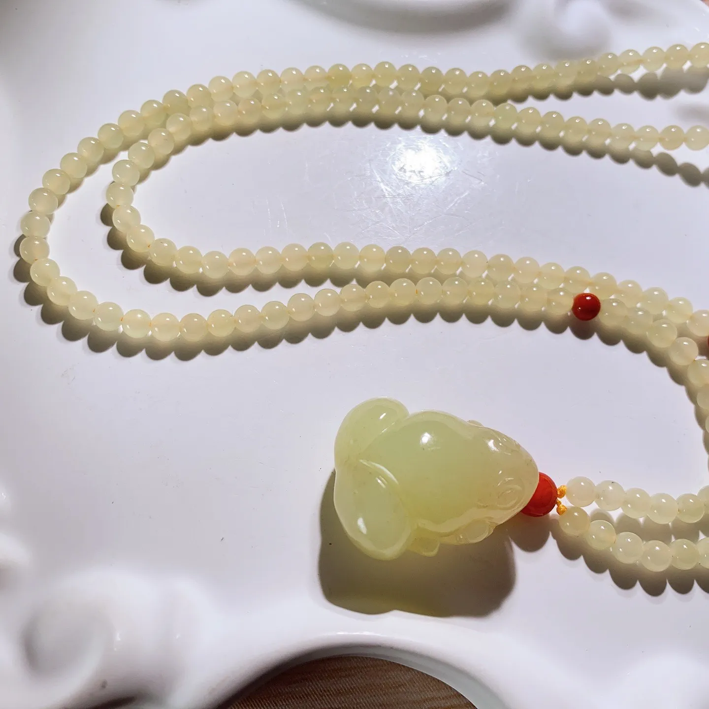 新疆和田玉若羌黄口料呱呱来财挂件。尺寸25/21/15重27.5克。玉质细腻油润。手推出油。佩戴高端