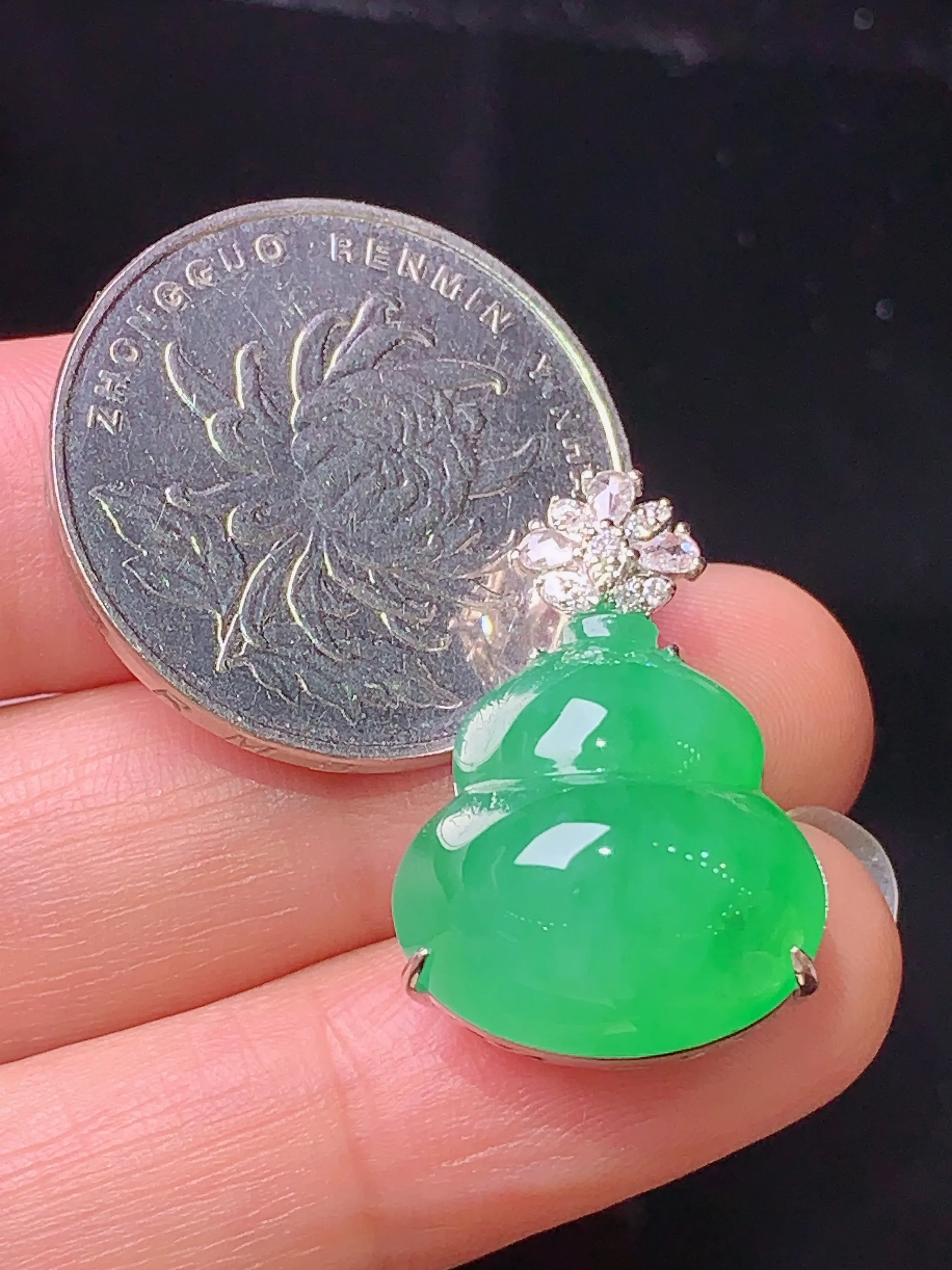 18k金钻镶嵌翠绿葫芦吊坠 玉质细腻 色泽清新艳丽 整体尺寸23.8*16.6*13