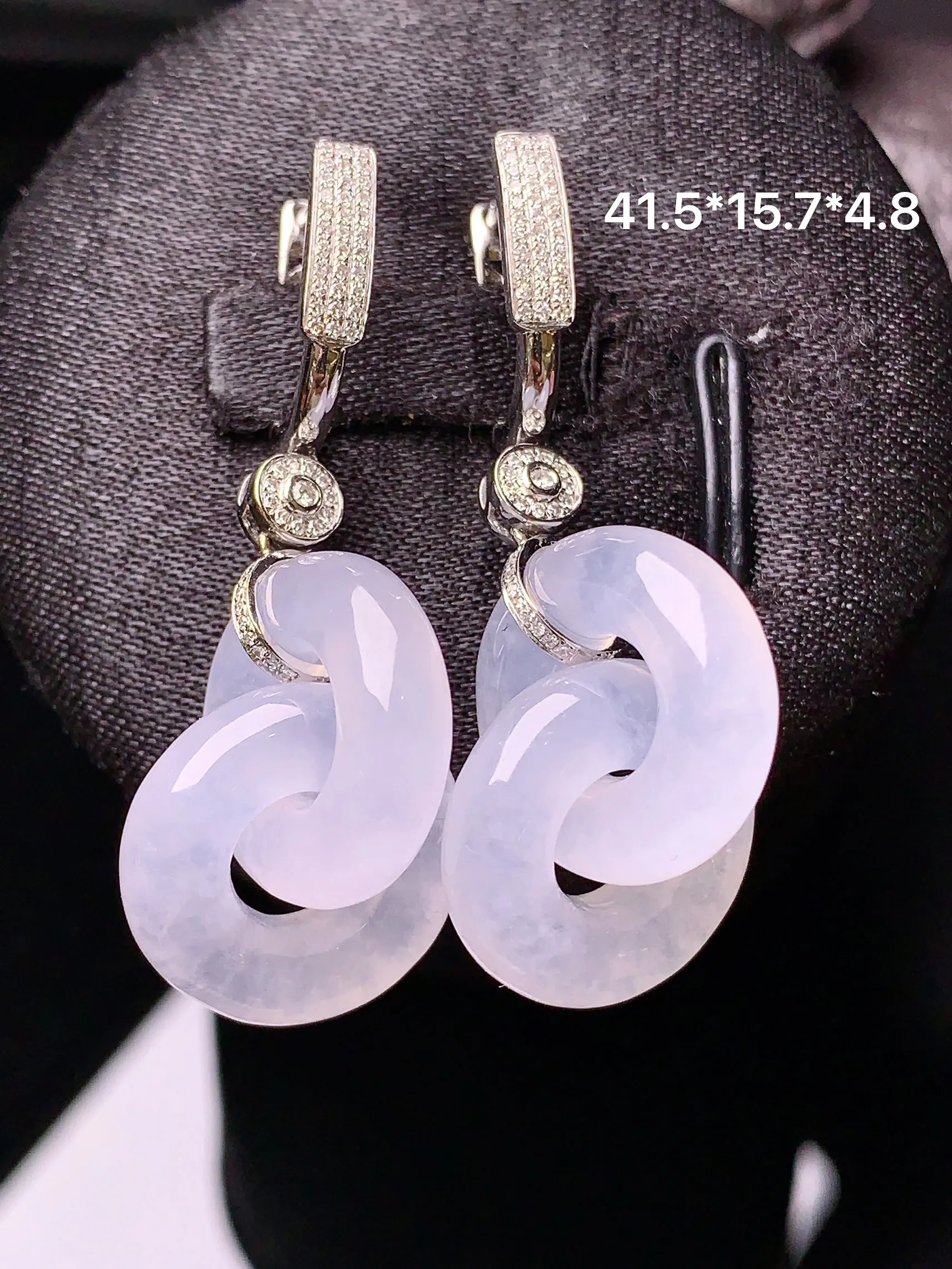 18k金钻镶嵌冰种环环相扣耳坠 玉质细腻 色泽清新艳丽 整体尺寸41.5*15.7*4.8