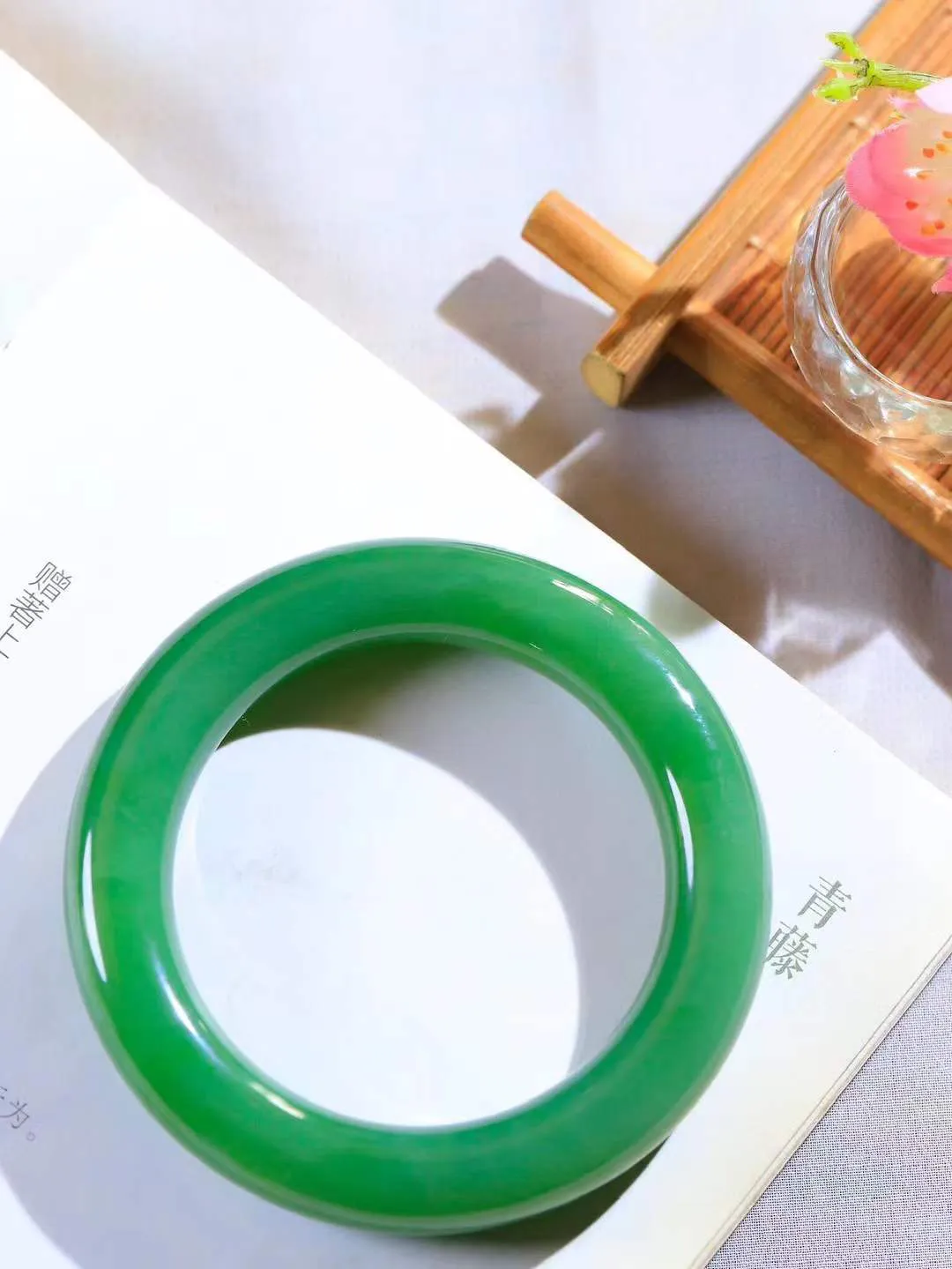 【玉佳人·手镯】

收藏级️和田玉碧玉圆条手镯 ，玉质细腻油润，做工细致精美，端庄素雅，亭亭玉立，芊芊素手。芊芊素手，怎能忘镯？秀美圆条，更显婀娜。内径55.5mm 尺寸12.9-12.5mm重80.3克69110280A