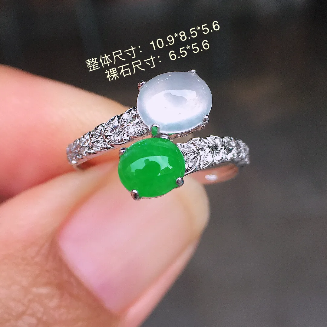 （冰+绿）二合一戒指，色泽均匀艳丽，玉质细腻，荧光感超
强，饱满圆润，尽显优雅气质，18k
金豪华镶嵌