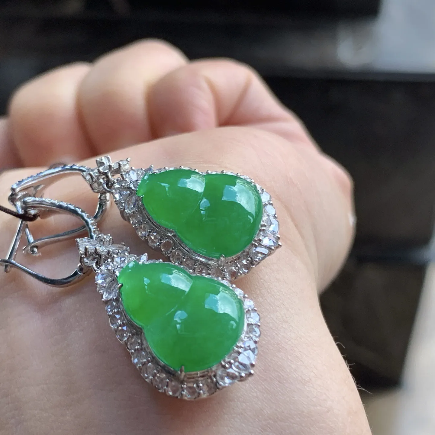 金钻镶嵌辣绿色葫芦耳环^_^鲜艳 起光